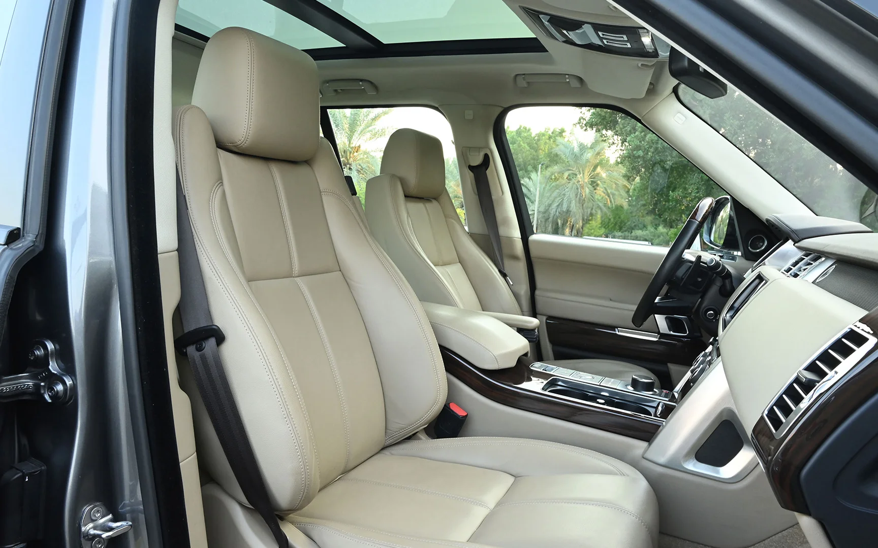 Used 2016 Land Rover Range Rover Vogue HSE in Grey – Front Passenger Side Cabin View for Sale at First Choice Cars Dubai Sharjah