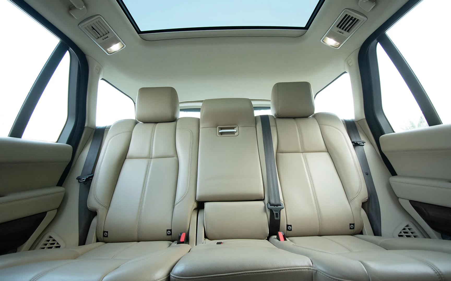 Used 2016 Land Rover Range Rover Vogue HSE in Grey – Rear Seat View for Sale at First Choice Cars Dubai Sharjah