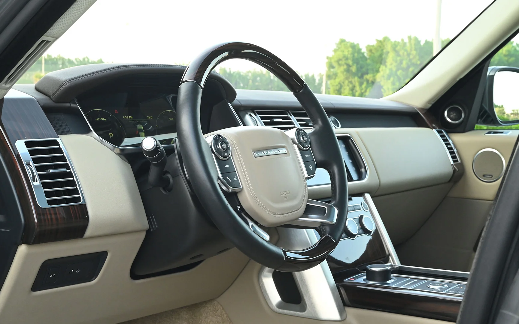 Used 2016 Land Rover Range Rover Vogue HSE in Grey – Driver Side Dashboard & Steering View for Sale at First Choice Cars Dubai Sharjah