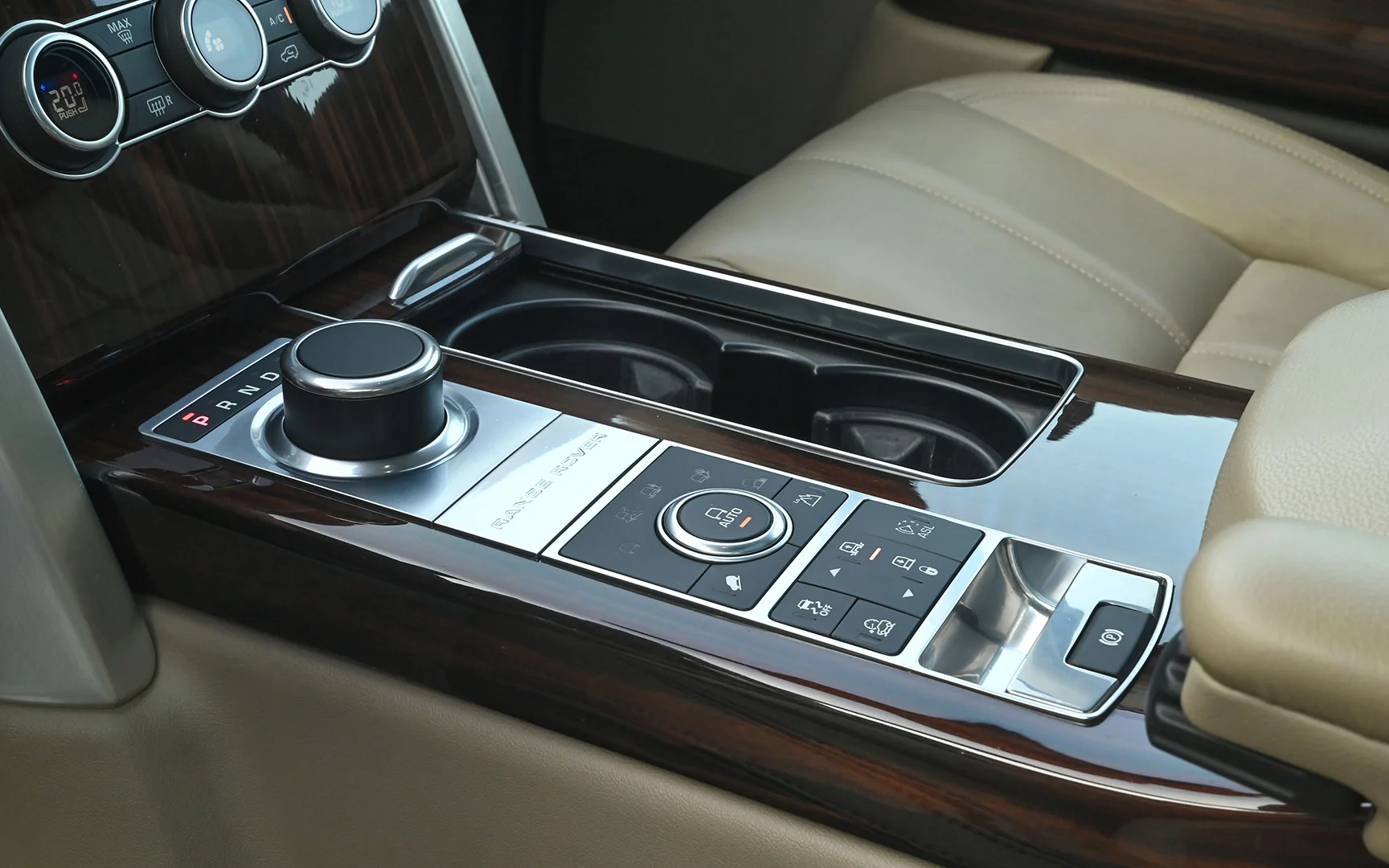 Used 2016 Land Rover Range Rover Vogue HSE in Grey – Center Console & Gear Shifter for Sale at First Choice Cars Dubai Sharjah