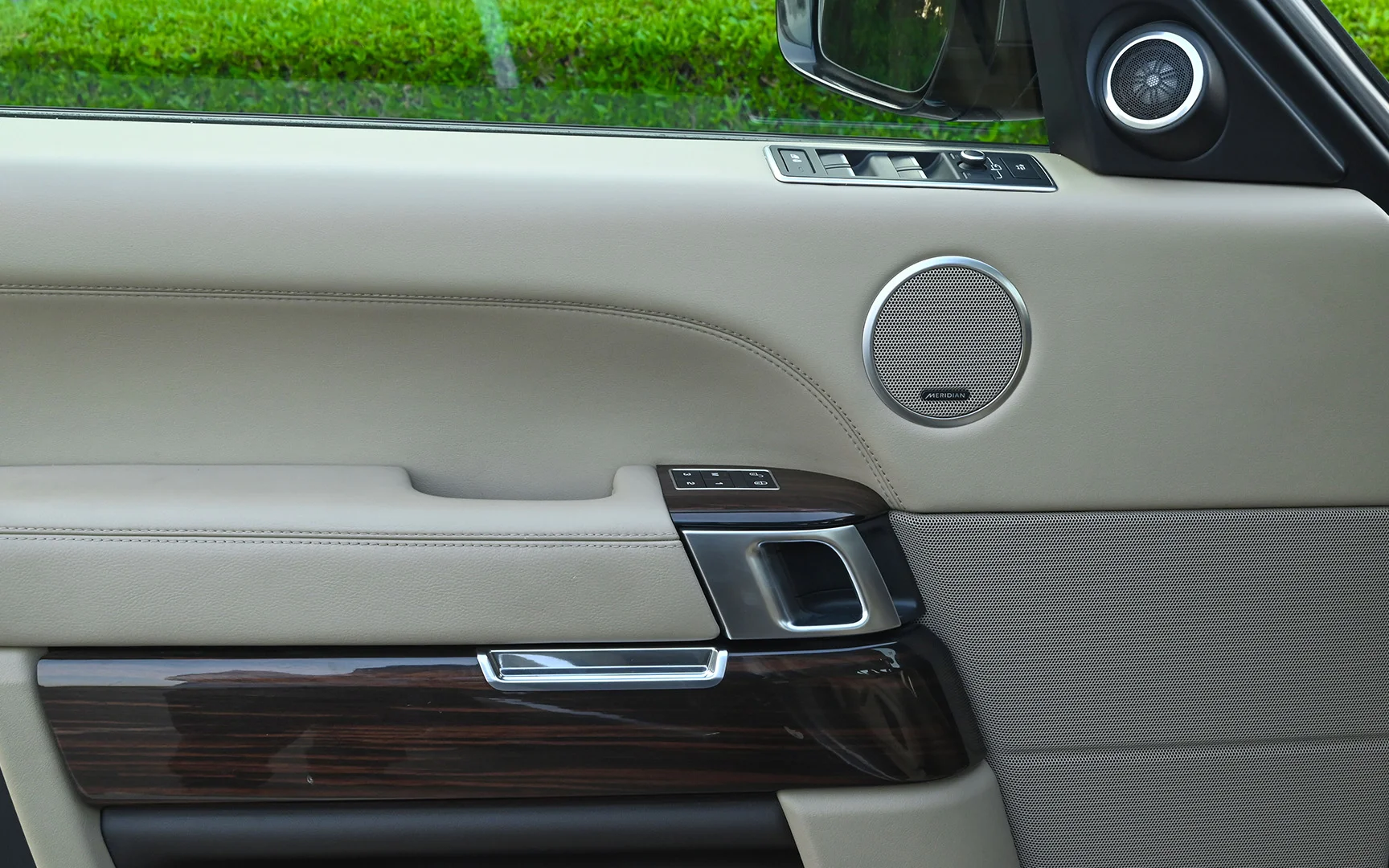 Used 2016 Land Rover Range Rover Vogue HSE in Grey – Driver Door Panel Full View for Sale at First Choice Cars Dubai Sharjah