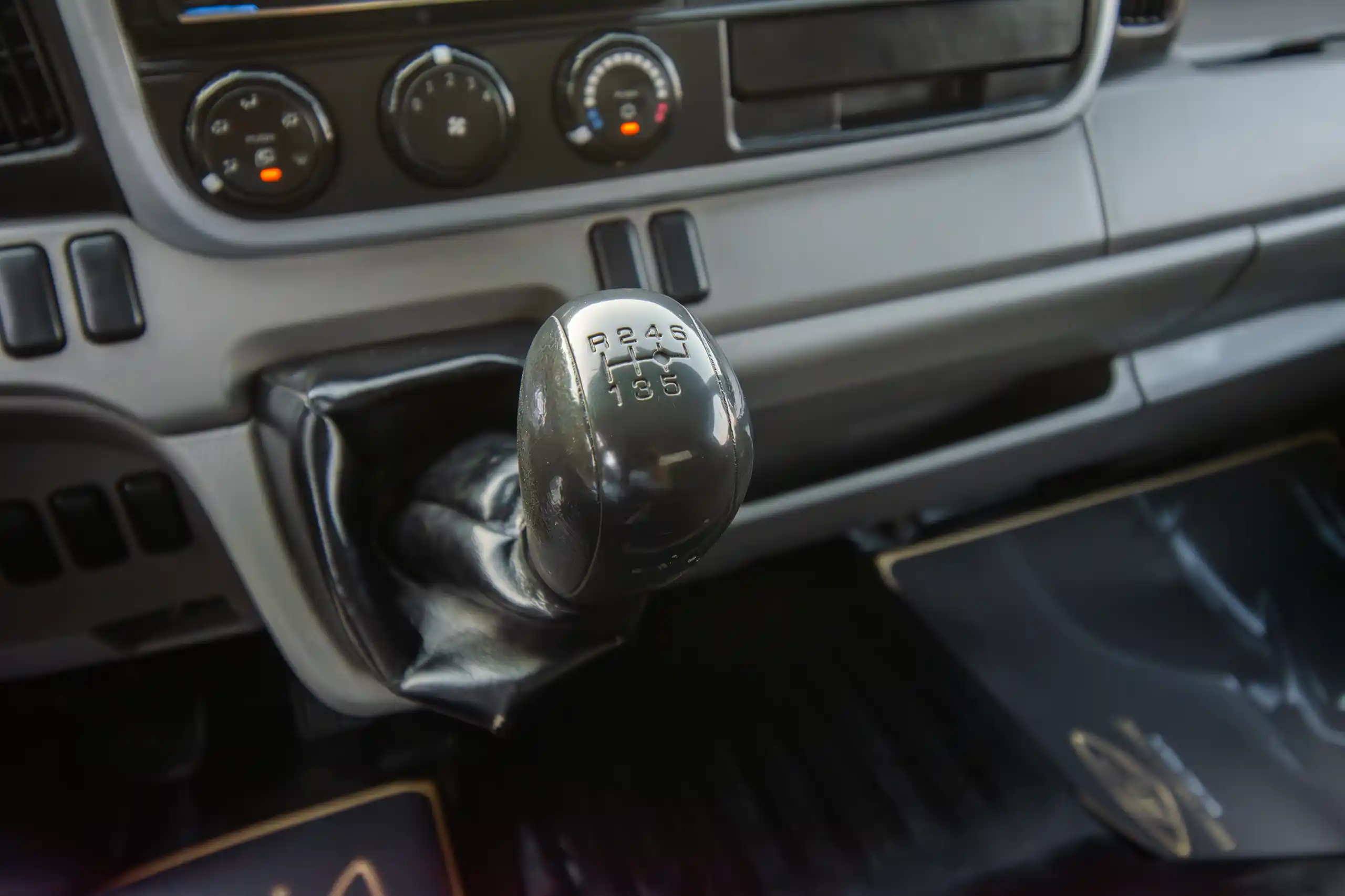 Used 2020 Mitsubishi Canter Box White – Center Console & Gear Shifter at First Choice Cars Sharjah