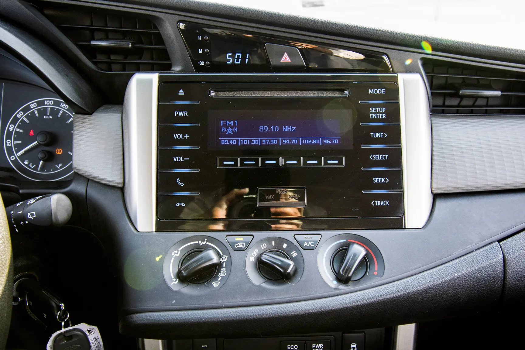 Used 2019 Toyota Innova SE White – Infotainment / Touchscreen System at First Choice Cars Sharjah