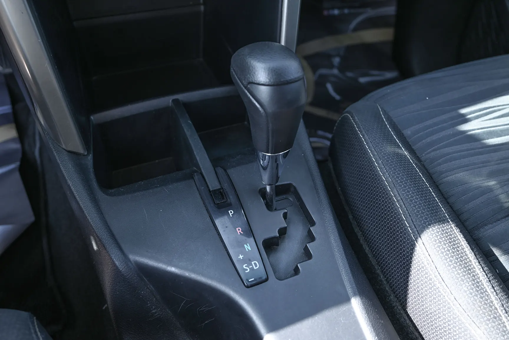 Used 2019 Toyota Innova SE White – Center Console & Gear Shifter at First Choice Cars Sharjah