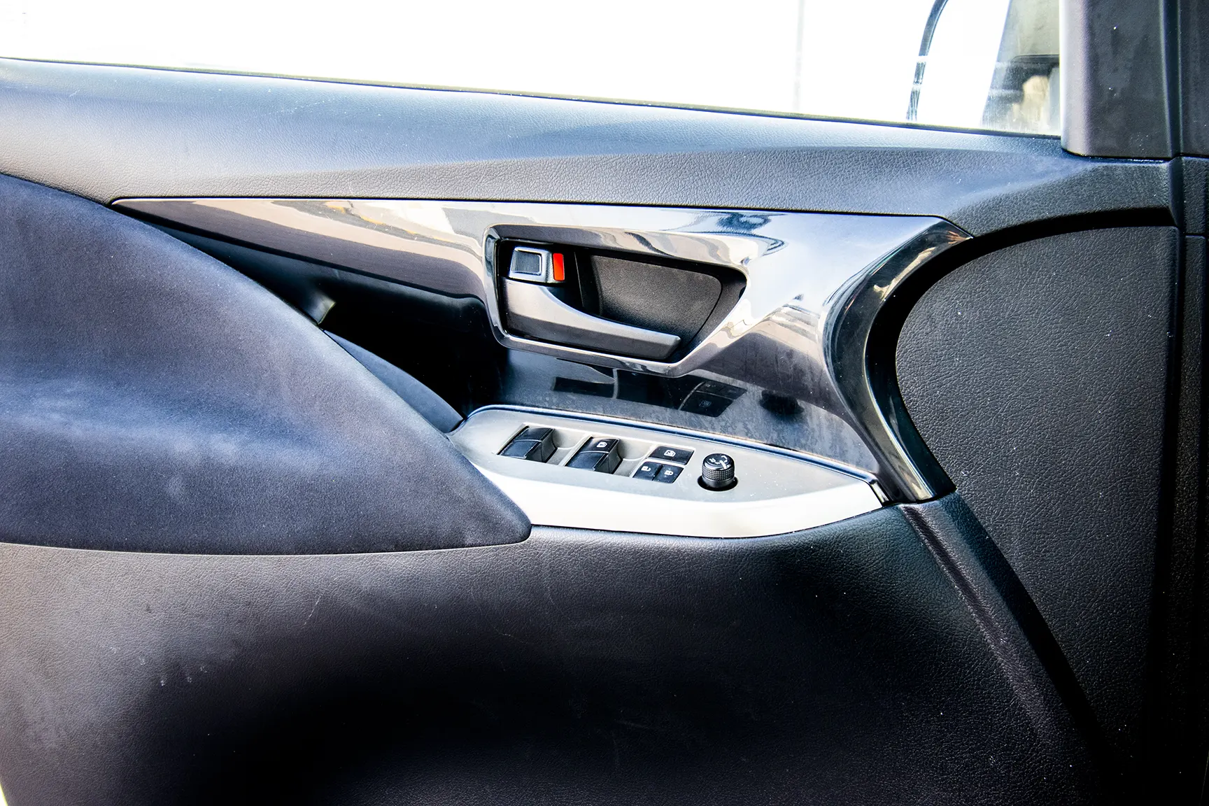 Used 2019 Toyota Innova SE White – Driver Door Panel Full View at First Choice Cars Sharjah