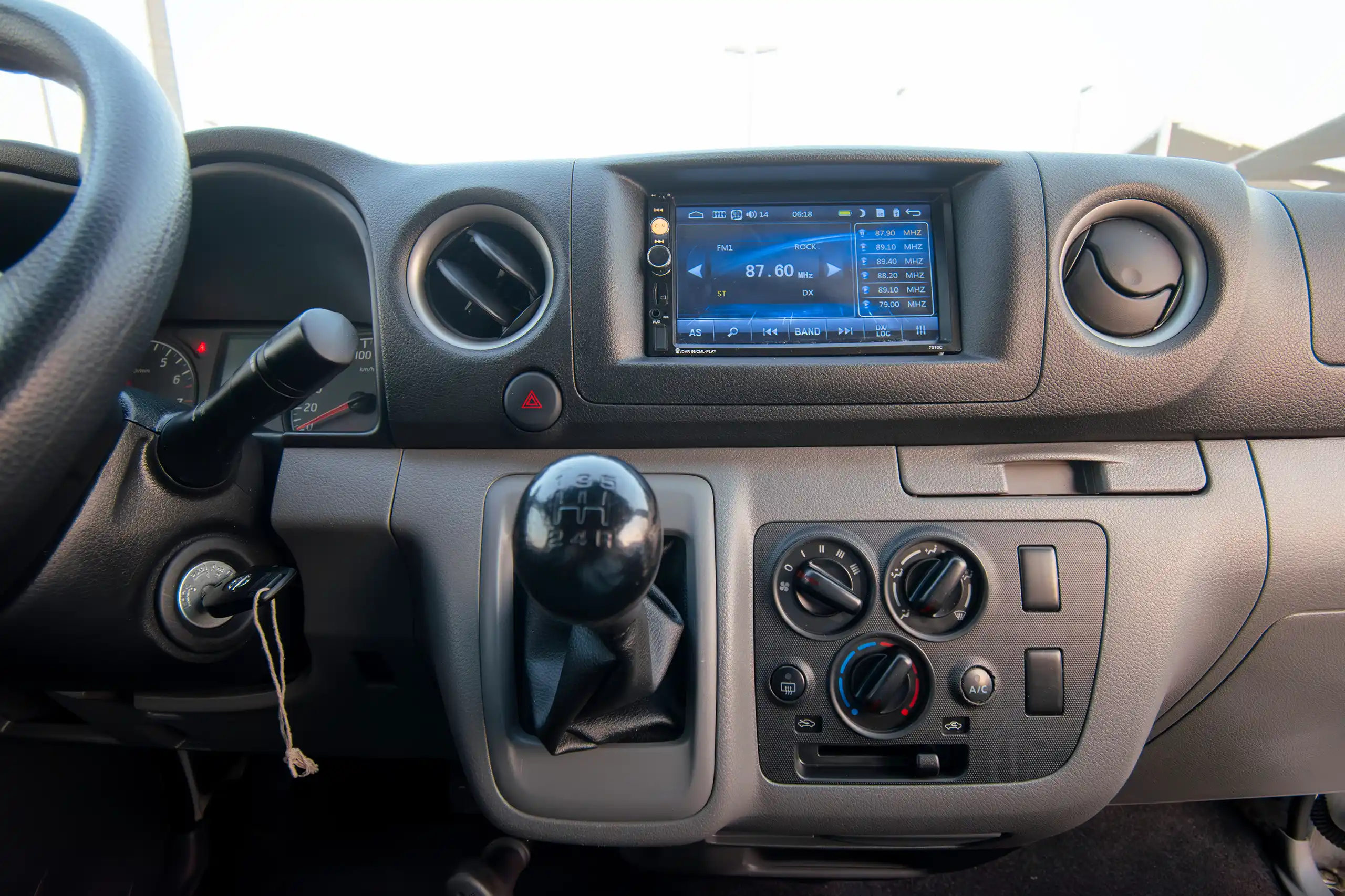 Used 2022 Nissan Urvan Standard Roof White – Infotainment / Touchscreen System at First Choice Cars Sharjah