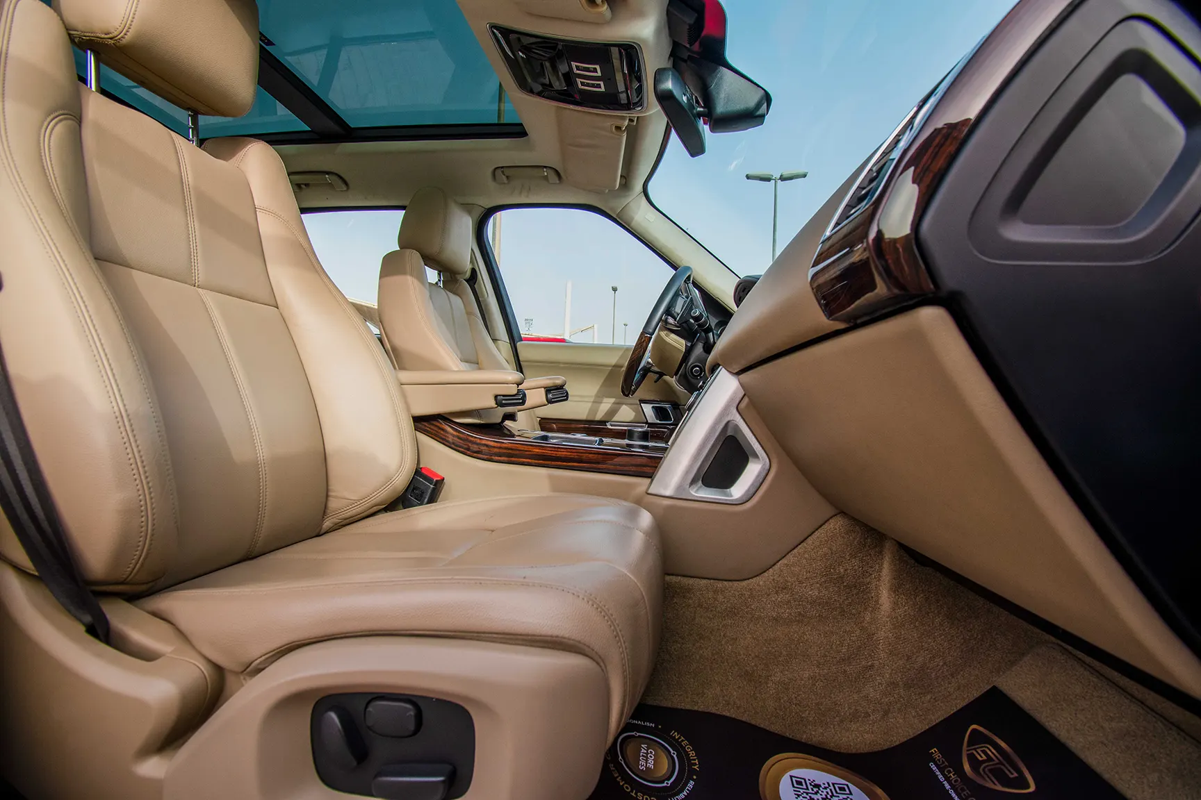 Used 2015 Land Rover Range Rover Vogue Hse White – Front Passenger Side Cabin View at First Choice Cars Sharjah