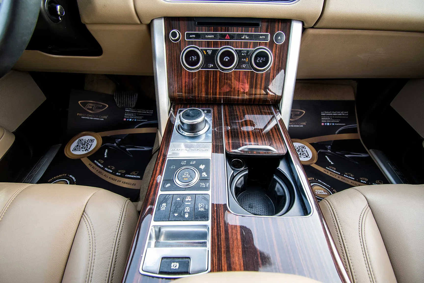 Used 2015 Land Rover Range Rover Vogue Hse White – Center Console & Gear Shifter at First Choice Cars Sharjah