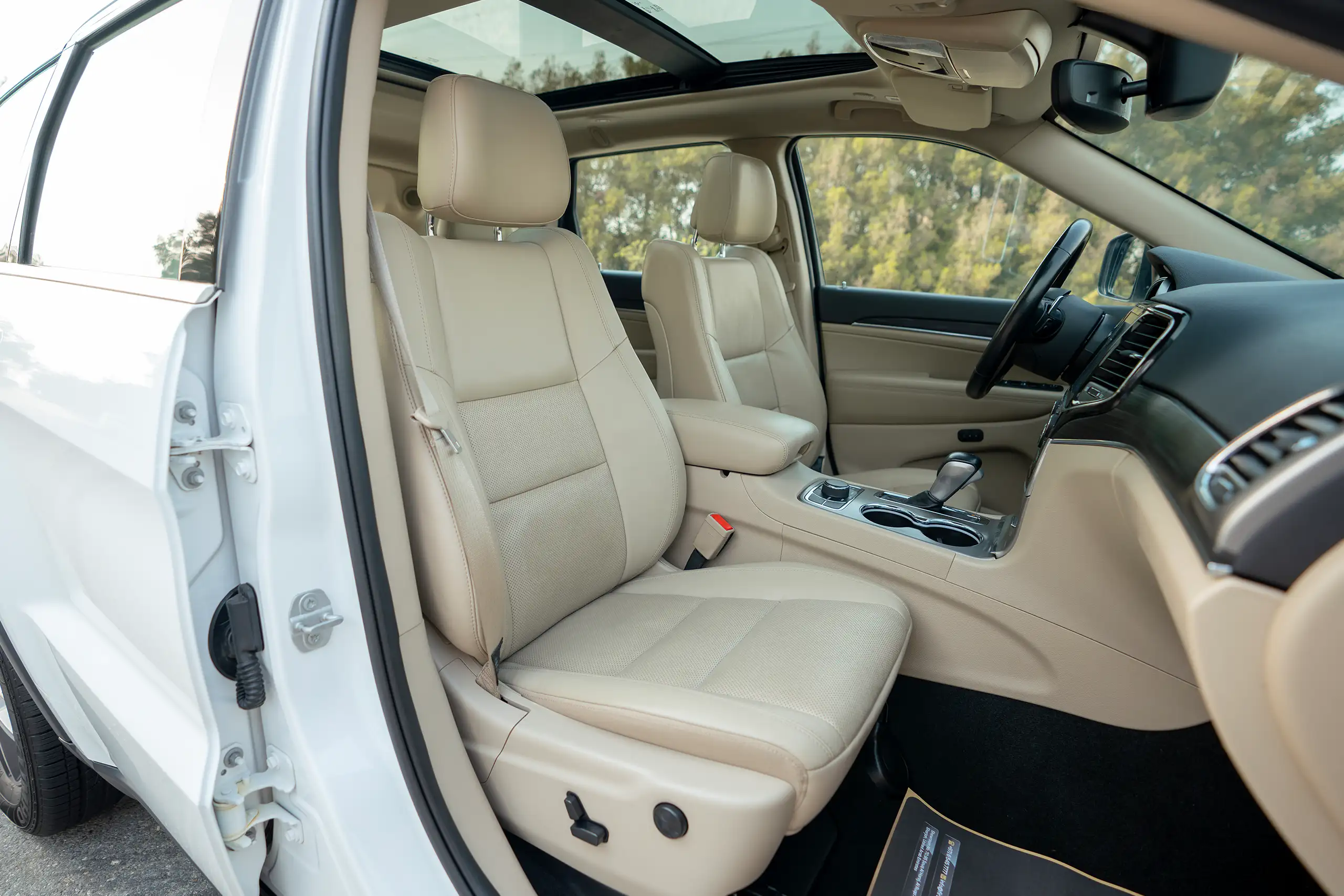 Used 2021 Jeep Grand Cherokee Limited White – Front Passenger Side Cabin View at First Choice Cars Sharjah