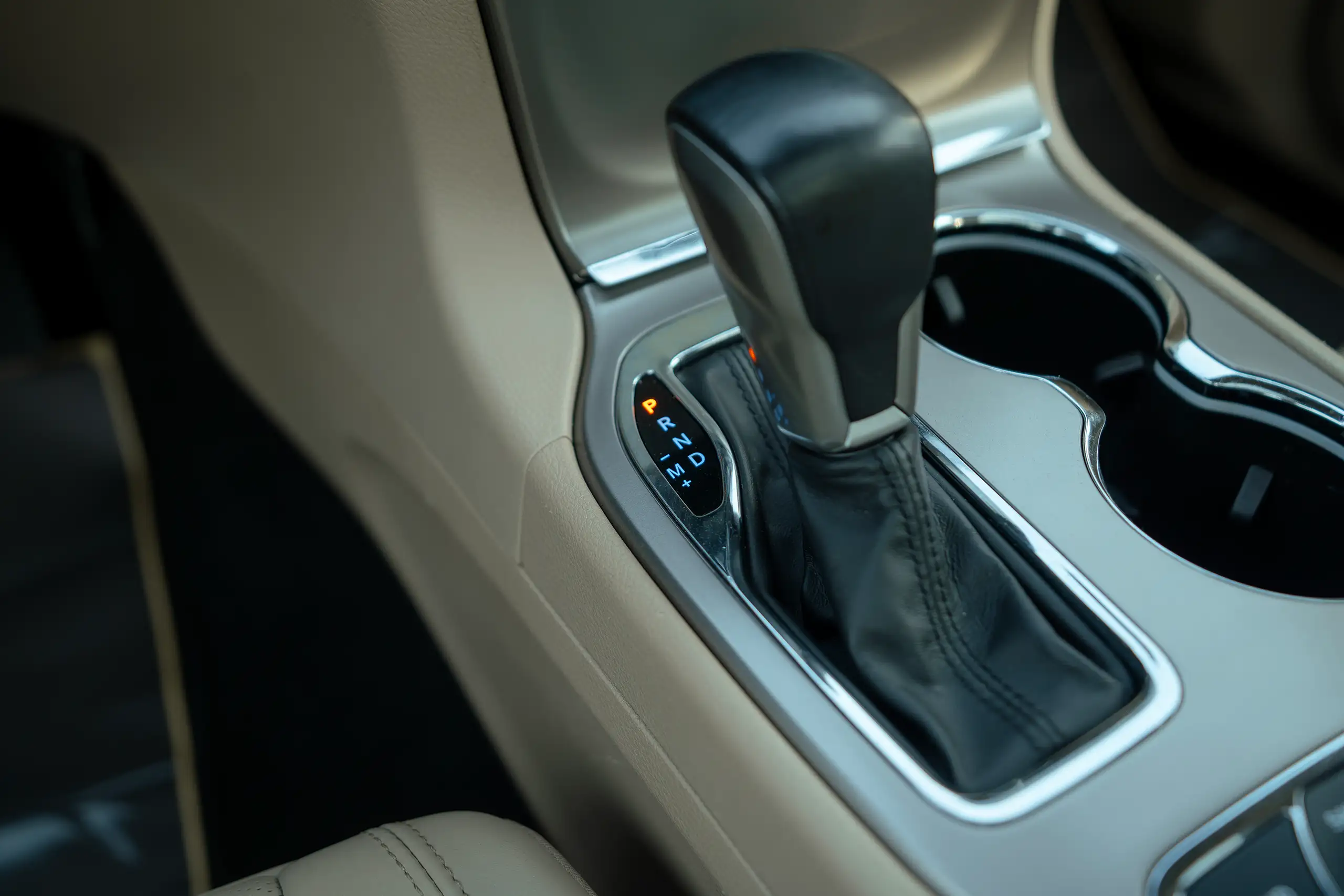 Used 2021 Jeep Grand Cherokee Limited White – Center Console & Gear Shifter at First Choice Cars Sharjah