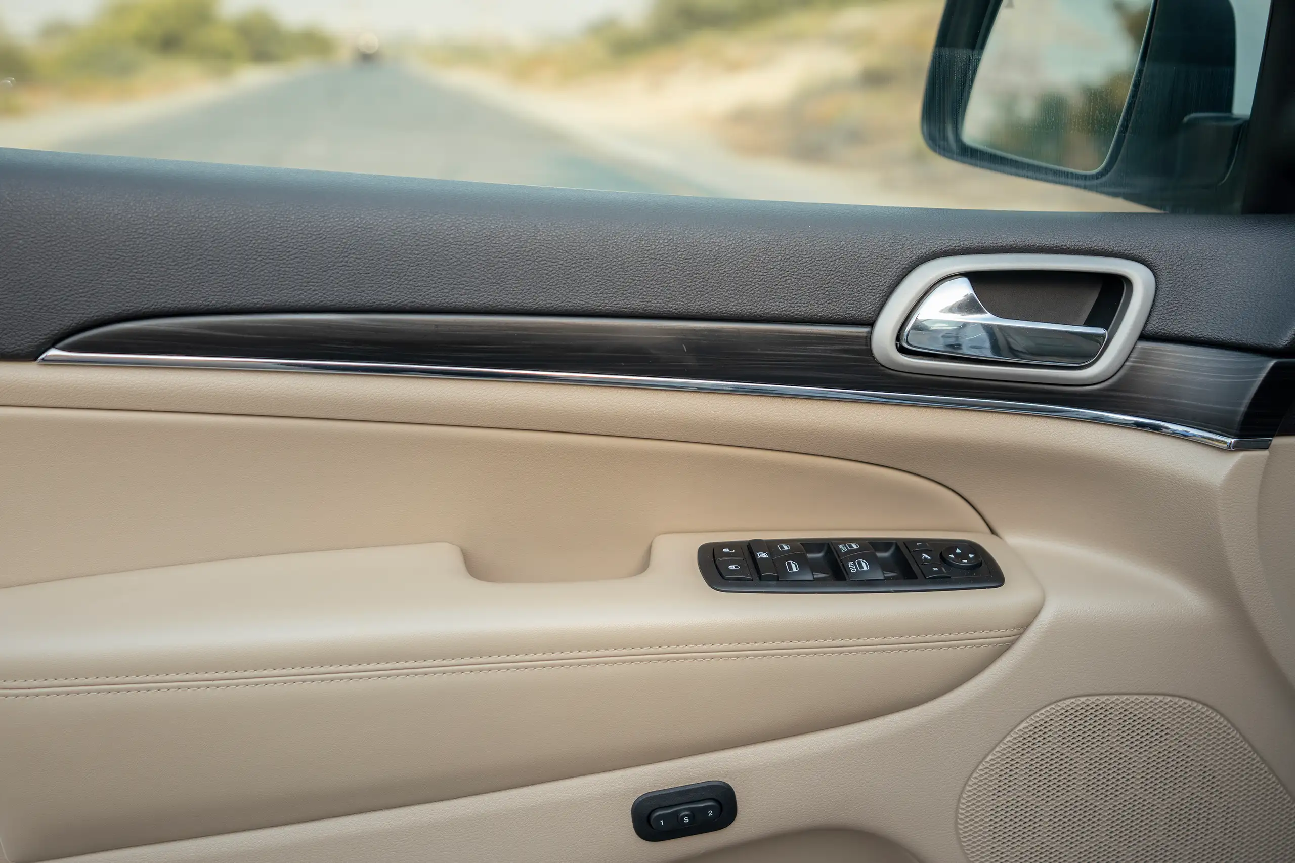 Used 2021 Jeep Grand Cherokee Limited White – Driver Door Panel Full View at First Choice Cars Sharjah