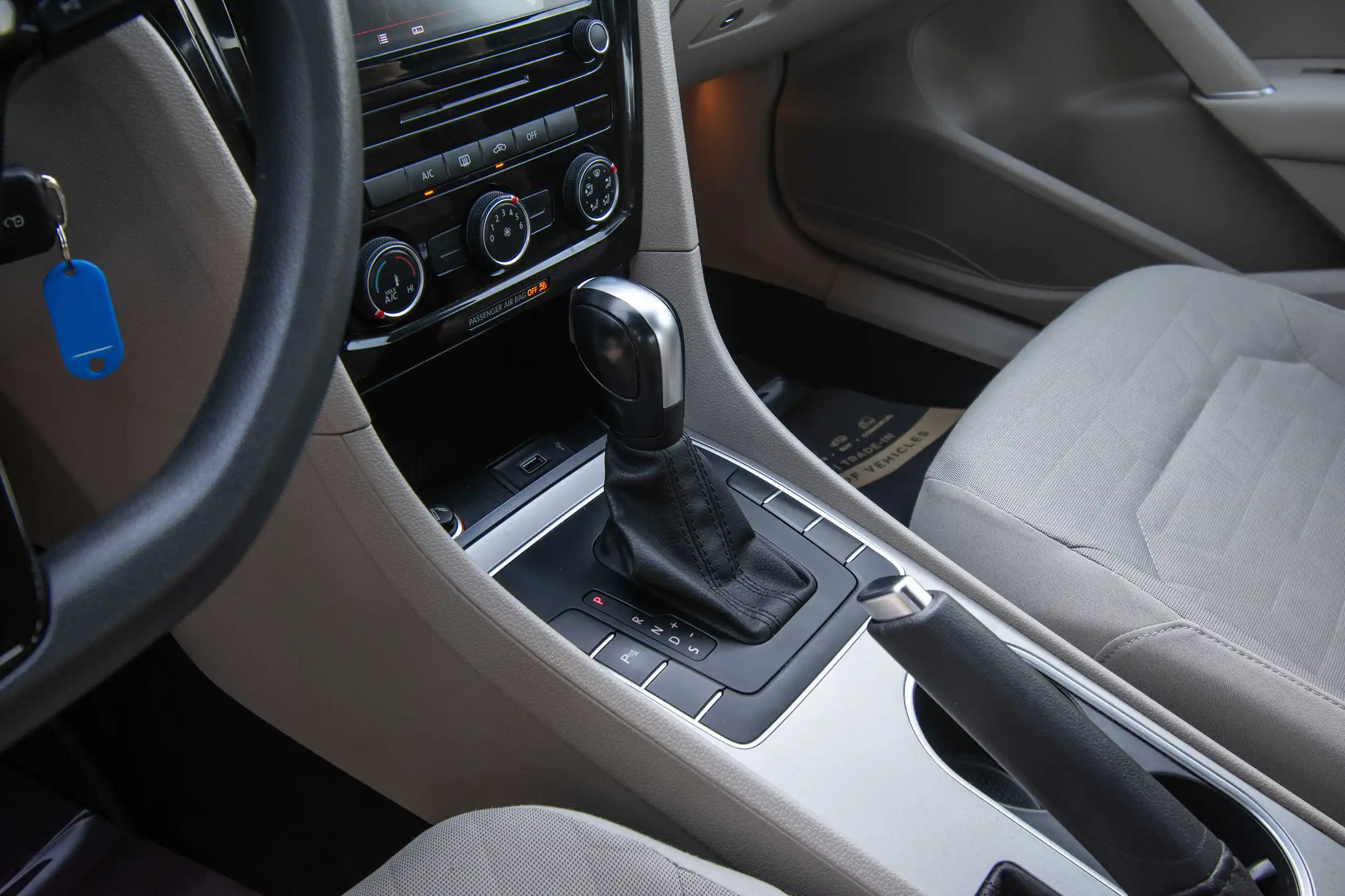Used 2020 Volkswagen Passat Trendline in White – Center Console & Gear Shifter for Sale at First Choice Cars Dubai Sharjah