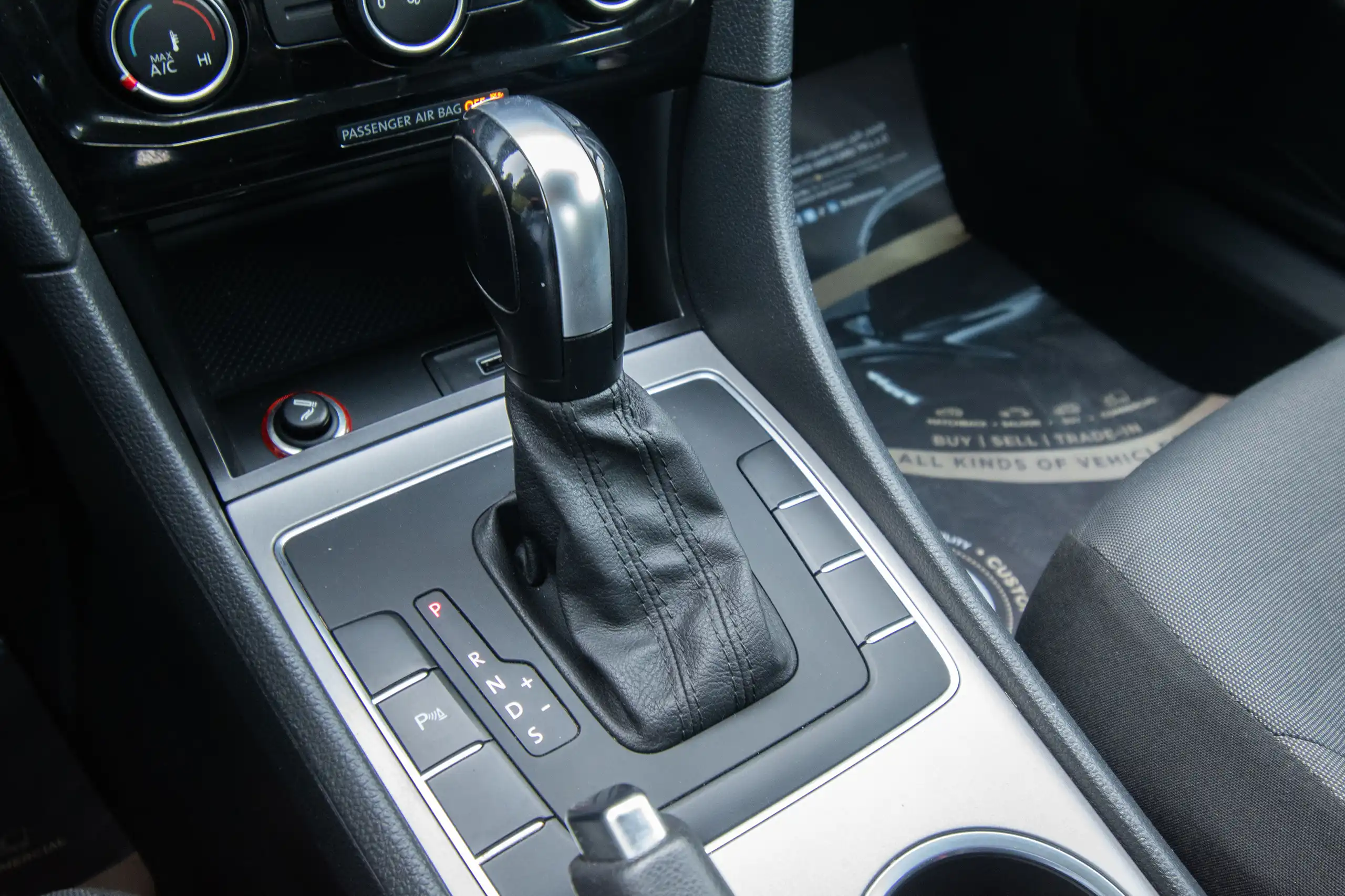 Used 2020 Volkswagen Passat Trendline in Black – Center Console & Gear Shifter for Sale at First Choice Cars Dubai Sharjah