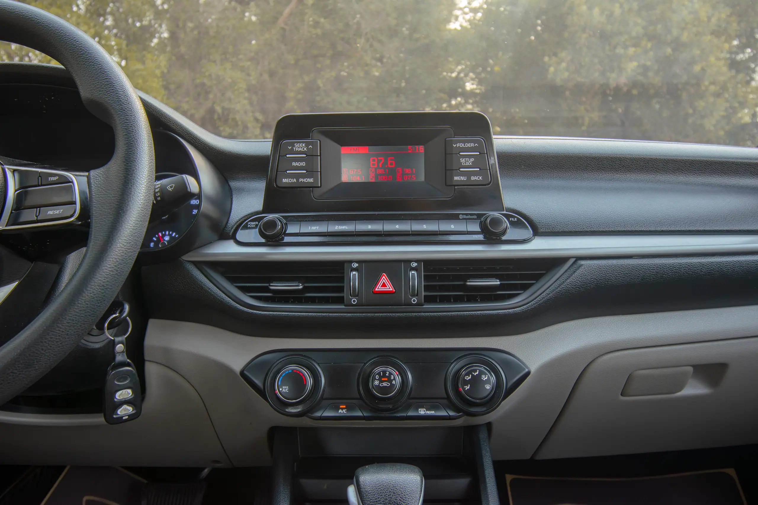 Used 2020 KIA Cerato LX White – Infotainment / Touchscreen System at First Choice Cars Sharjah