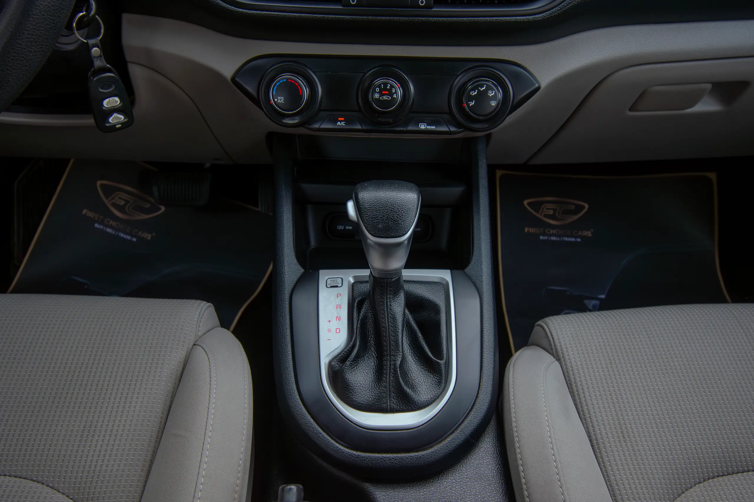 Used 2020 KIA Cerato LX White – Center Console & Gear Shifter at First Choice Cars Sharjah