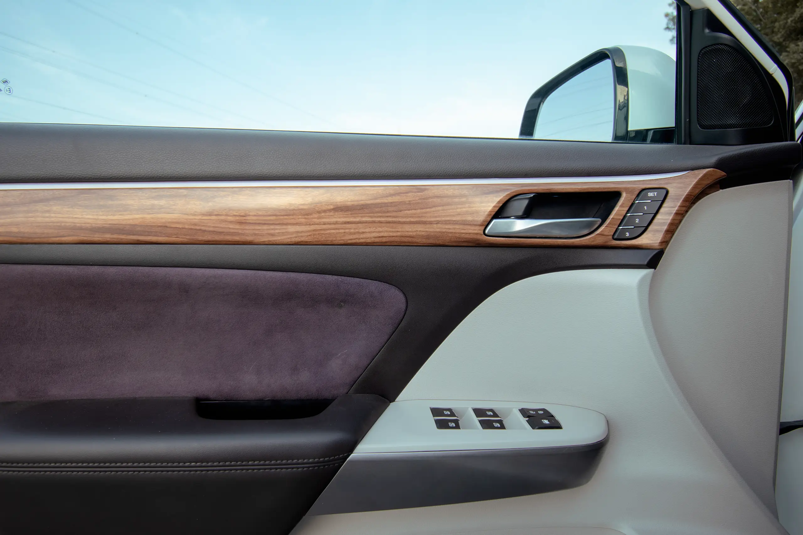 Used 2020 GAC GS8 GL White – Driver Door Panel Full View at First Choice Cars Sharjah