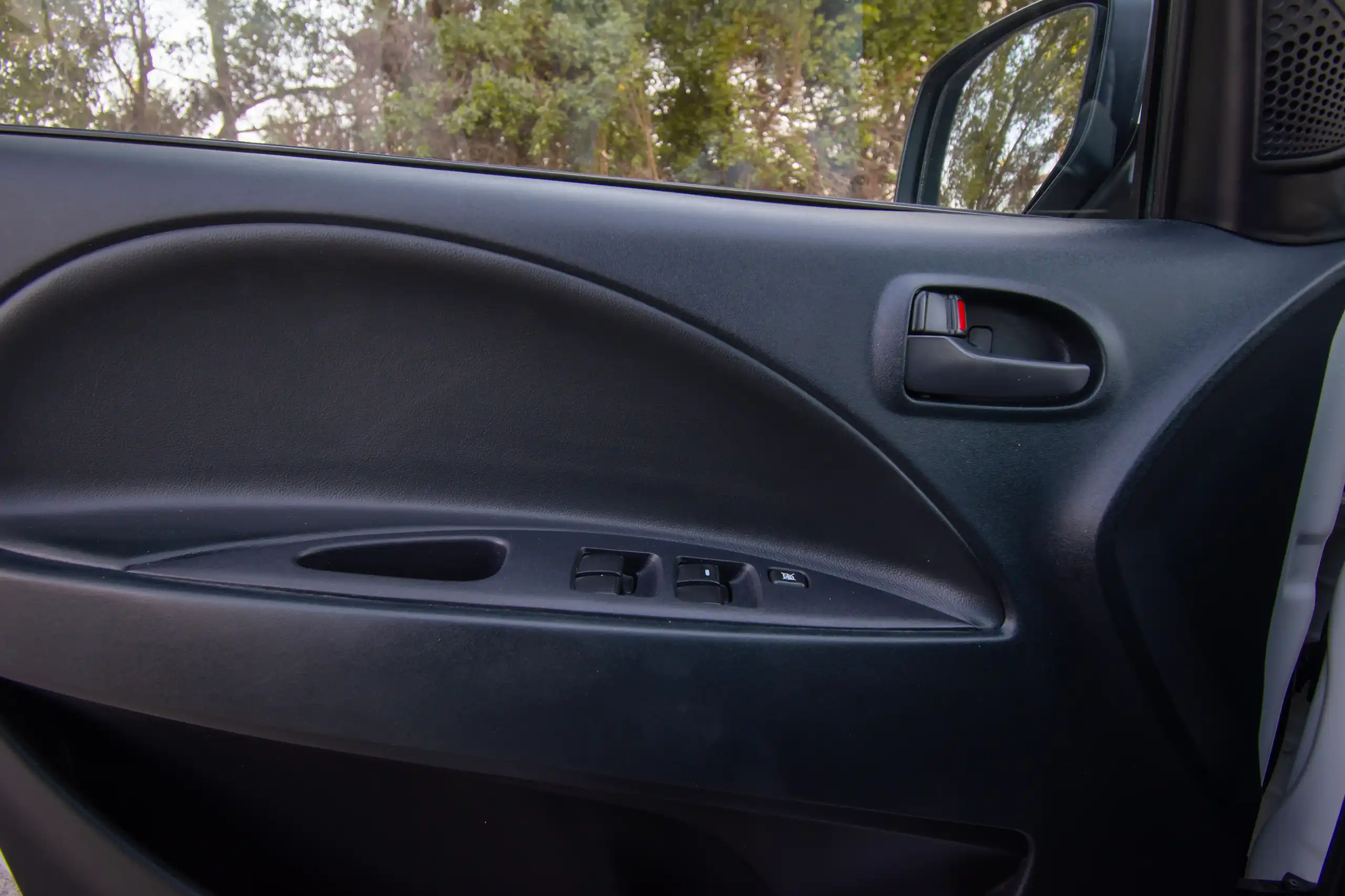 Used 2020 CMC Z7 Standard White – Driver Door Panel Full View at First Choice Cars Sharjah