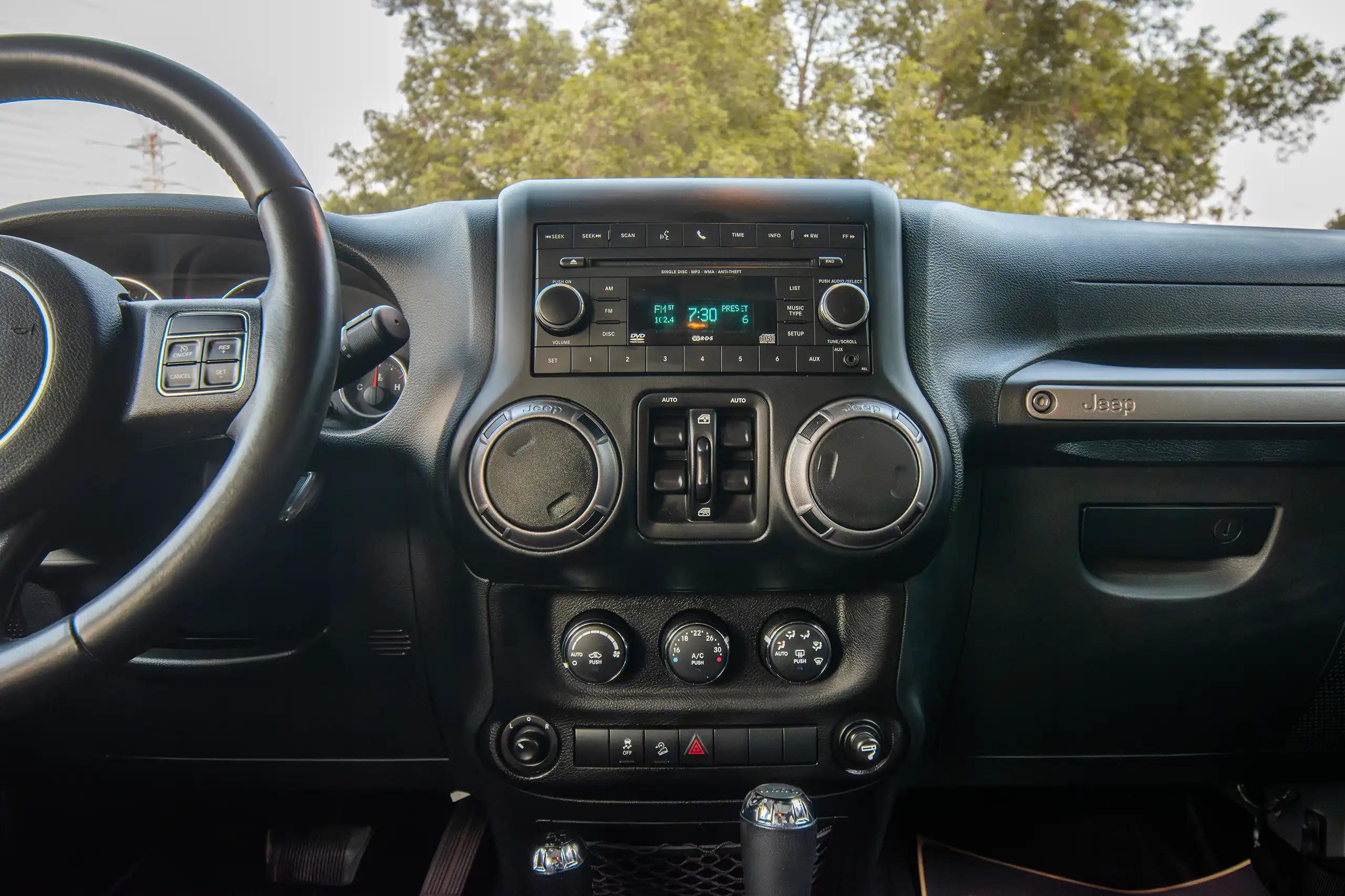 Used 2018 Jeep Wrangler Unlimited Willys Wheeler in Silver – Infotainment / Touchscreen System for Sale at First Choice Cars Dubai Sharjah