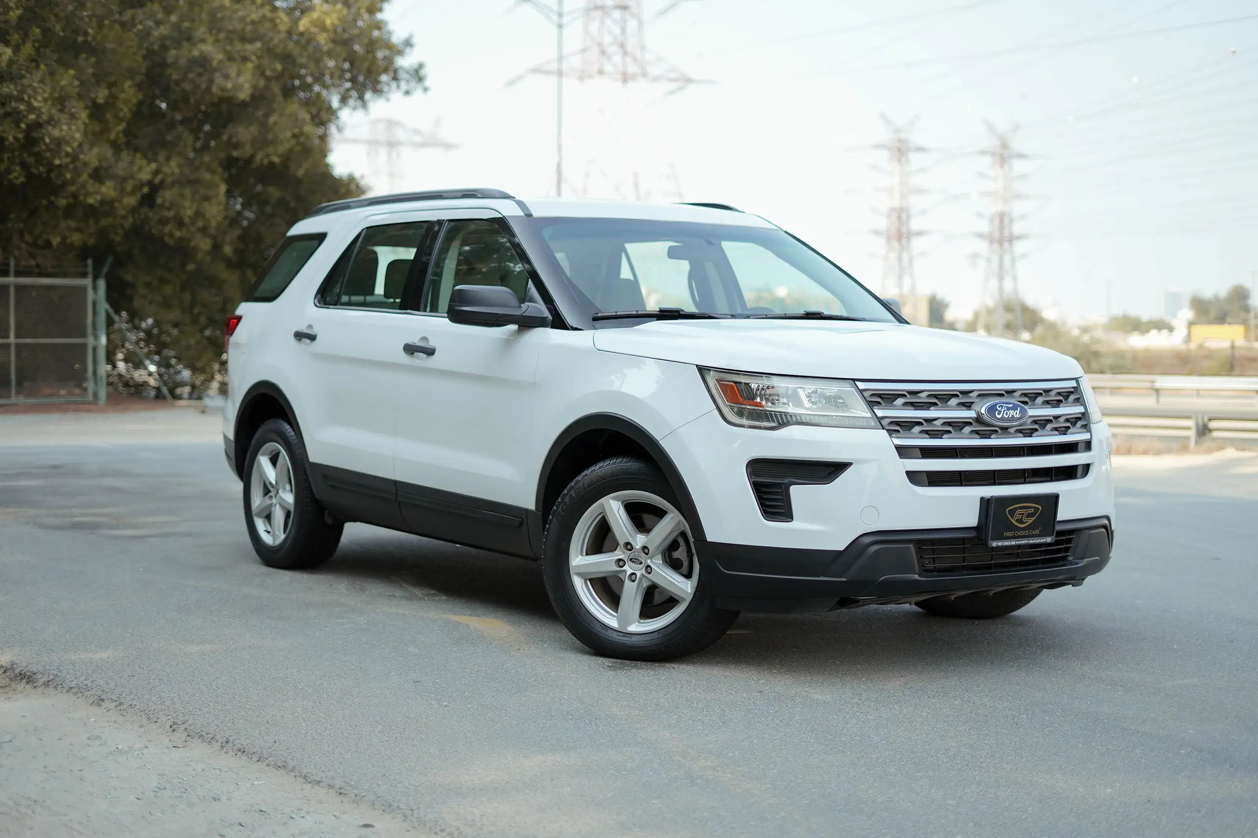 Used 2018 Ford Explorer XLT in White – Right Front Diagonal (45°) View for Sale at First Choice Cars Dubai Sharjah