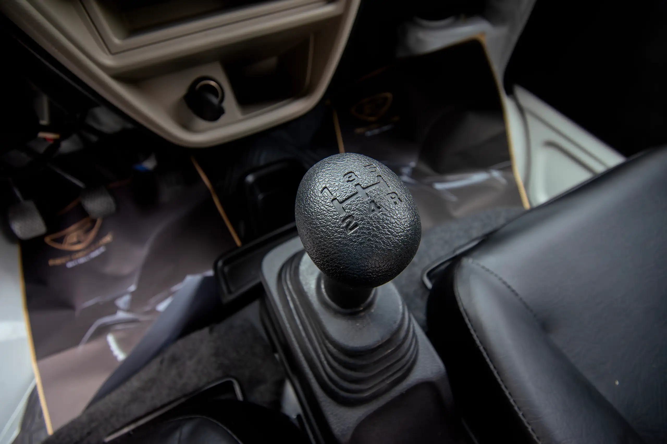 Used 2023 Suzuki Eeco Cargo White – Center Console & Gear Shifter at First Choice Cars Sharjah