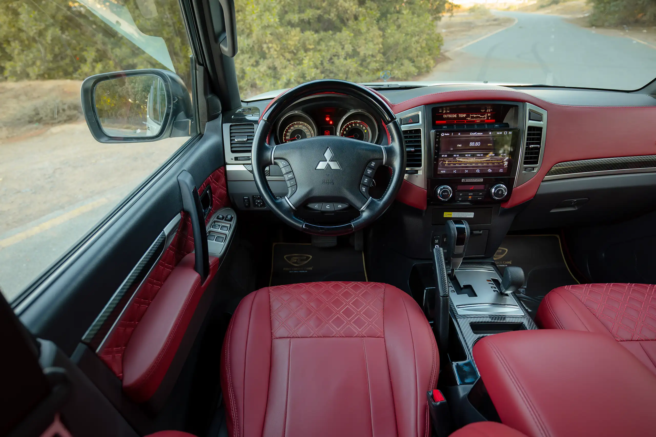Used 2020 Mitsubishi Pajero Signature Edition White – Steering Wheel & Instrument Cluster at First Choice Cars Sharjah