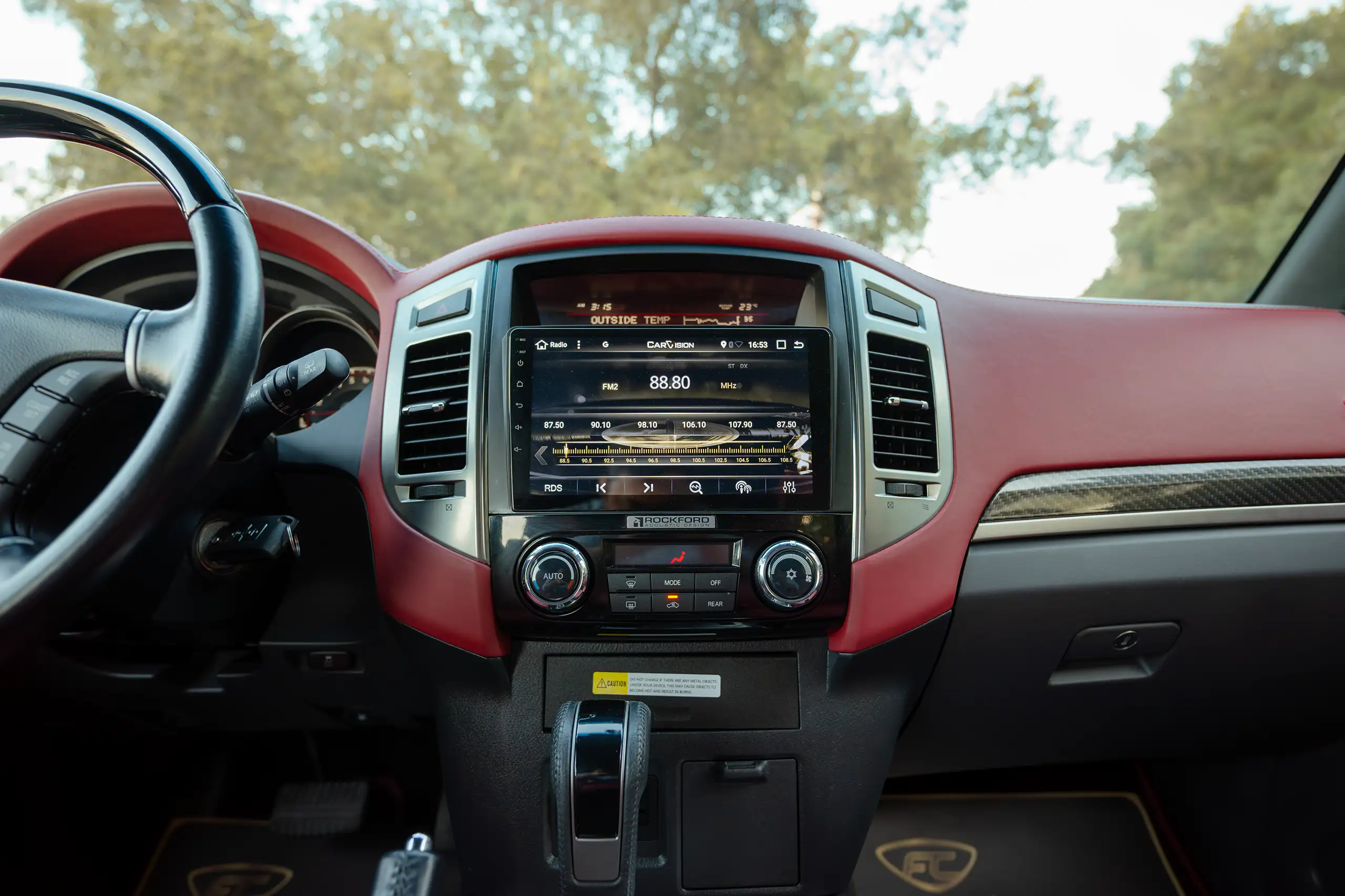 Used 2020 Mitsubishi Pajero Signature Edition White – Infotainment / Touchscreen System at First Choice Cars Sharjah