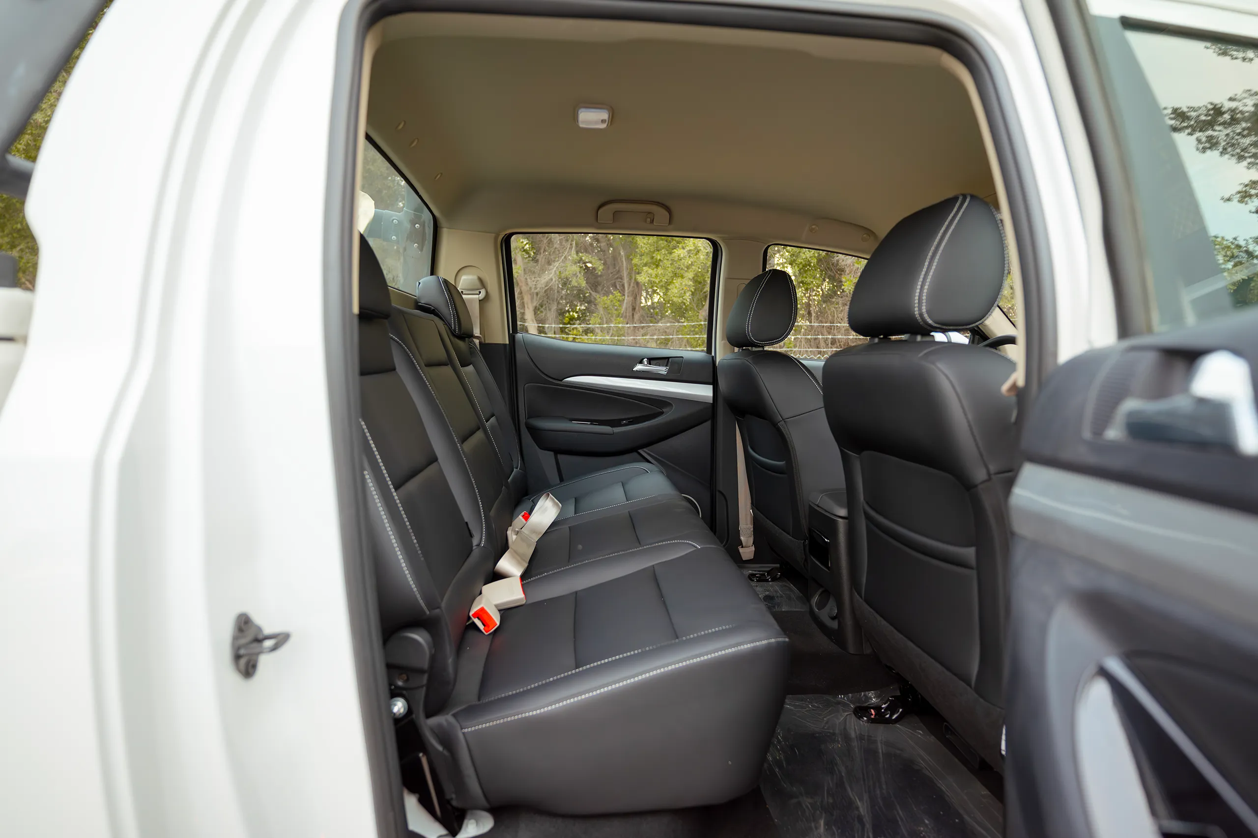 Used 2025 DongFeng RICH 6 Double Cabin White – Rear Passenger Side Cabin View at First Choice Cars Sharjah