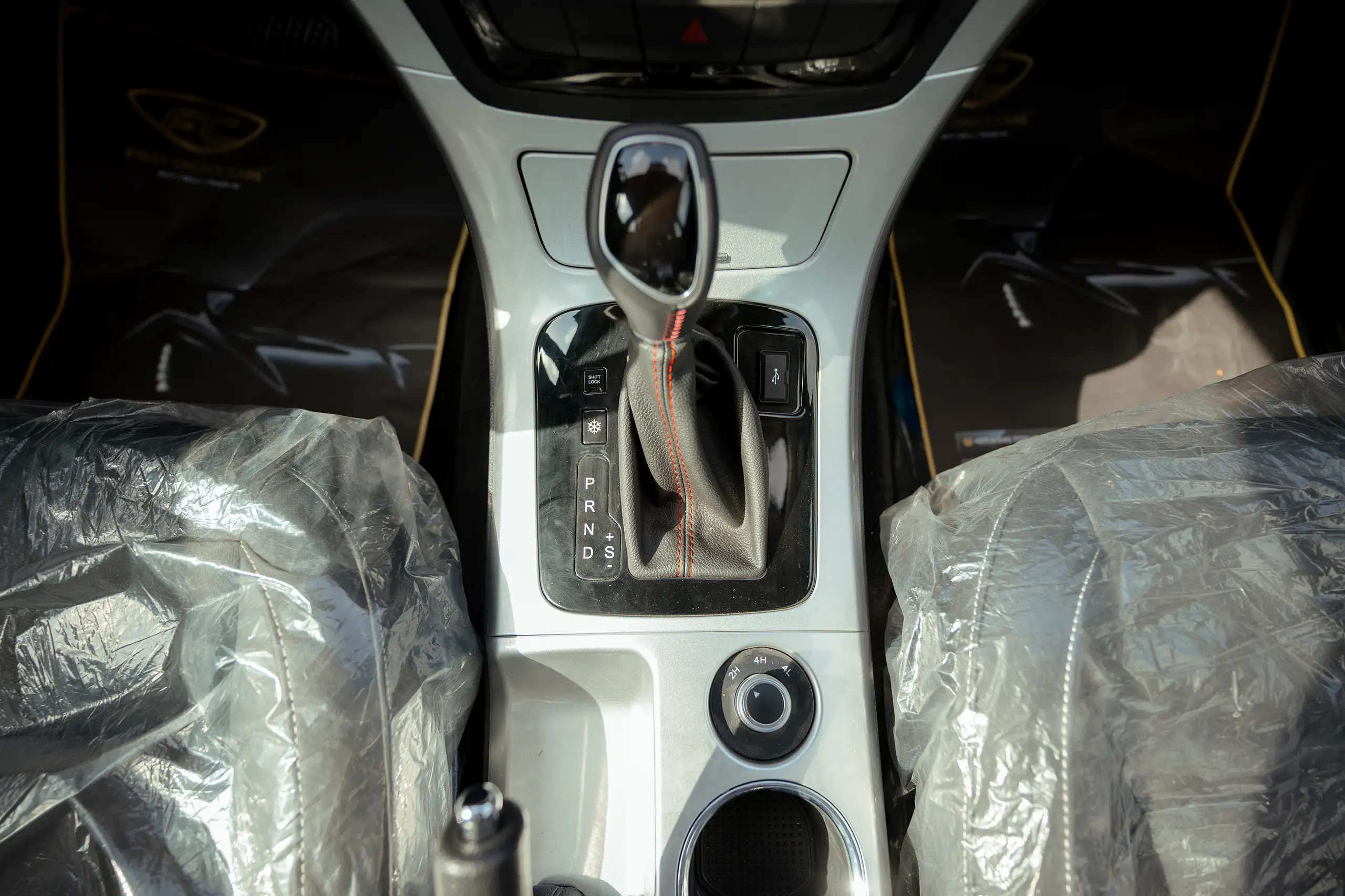 Used 2025 DongFeng RICH 6 Double Cabin White – Center Console & Gear Shifter at First Choice Cars Sharjah