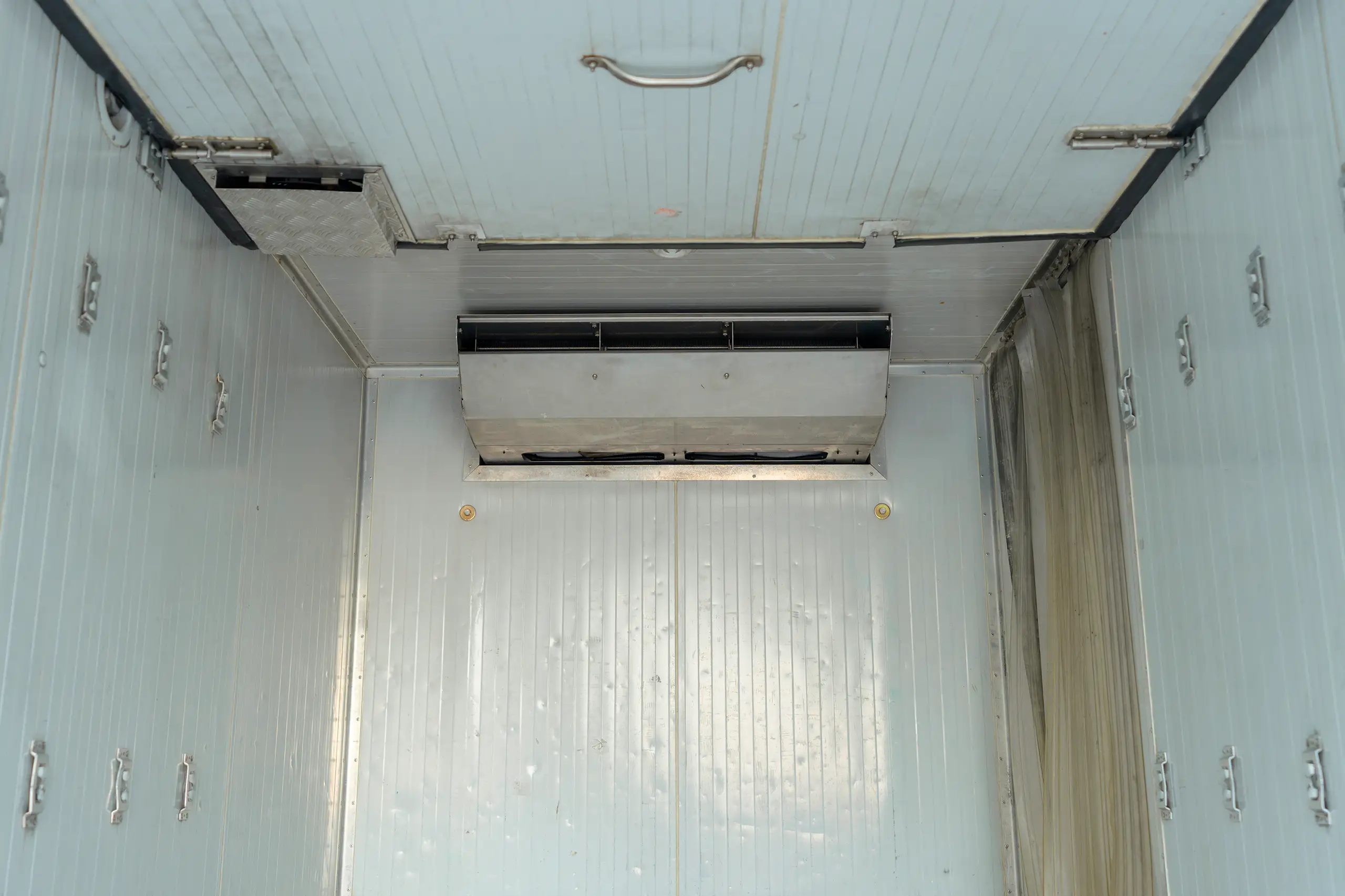 Used 2020 Mitsubishi Canter Chiller Box White – Chiller Cooling Unit View at First Choice Cars Sharjah