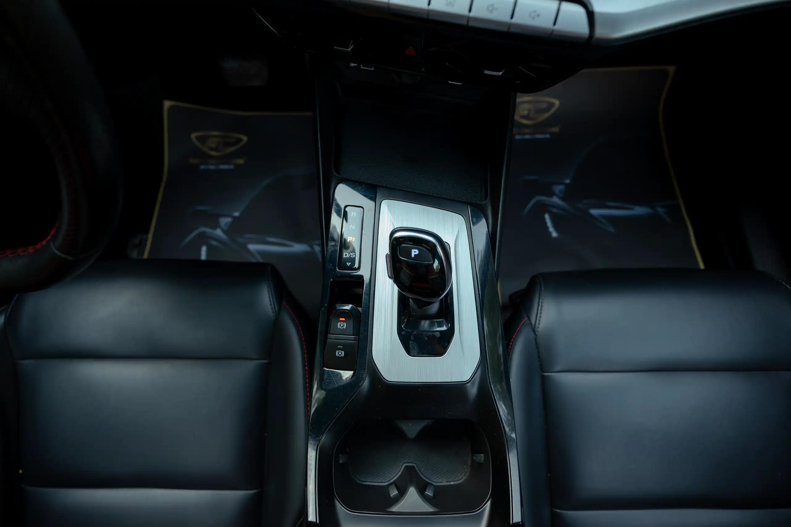 Used 2022 MG GT Luxury Grey – Center Console & Gear Shifter at First Choice Cars Sharjah