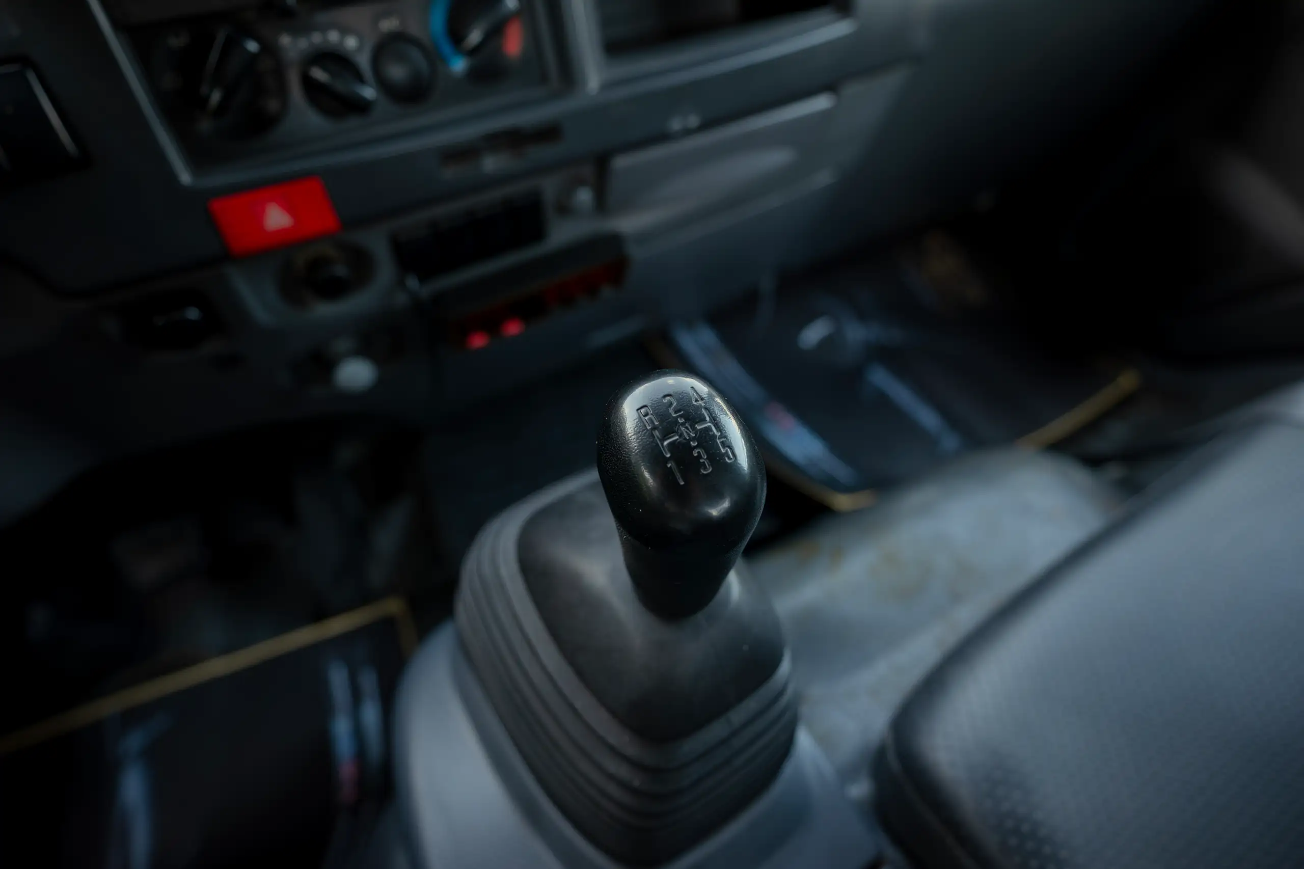 Used 2017 Isuzu NPR Recovery in White – Center Console & Gear Shifter for Sale at First Choice Cars Dubai Sharjah