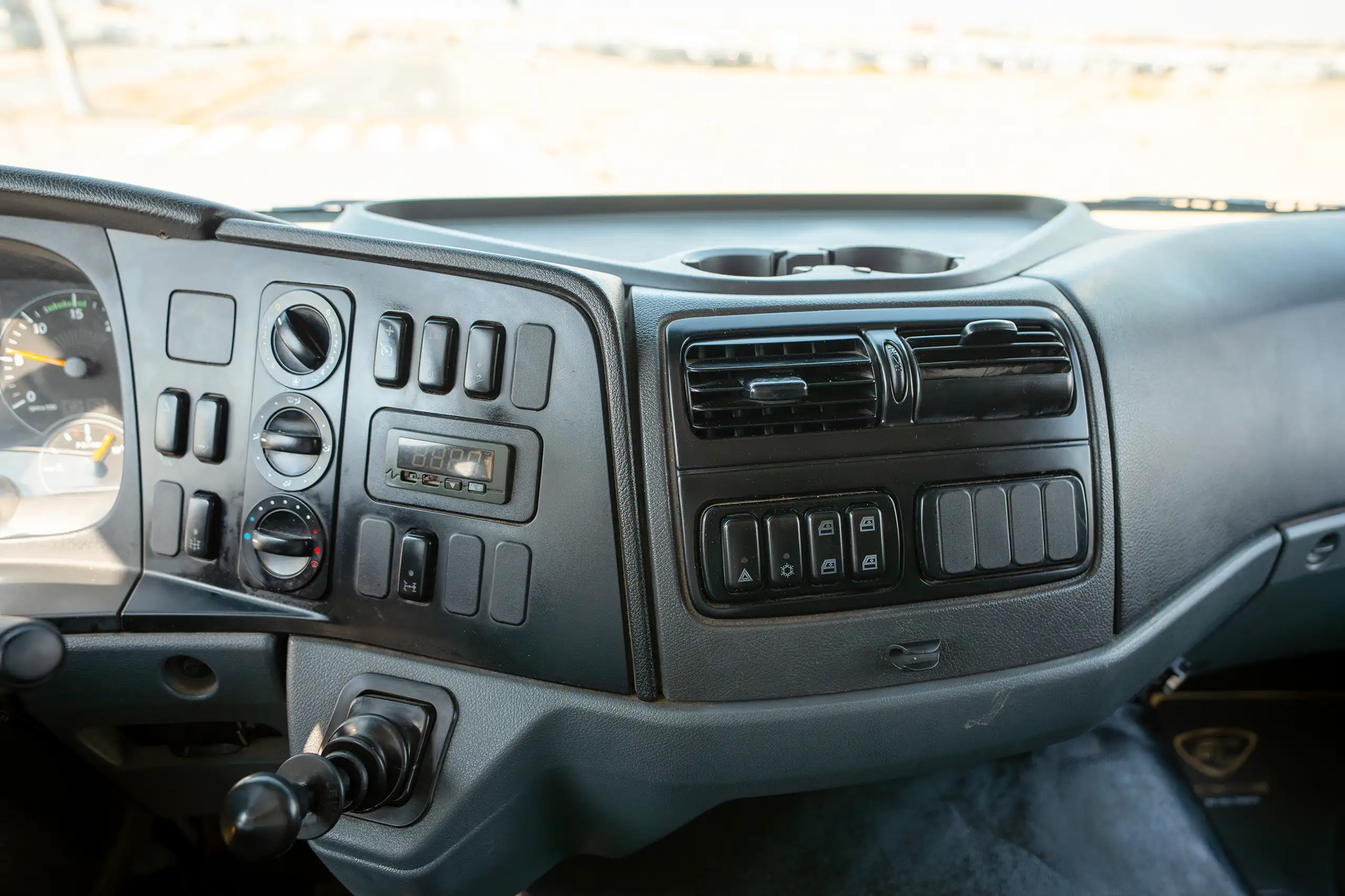 Used 2020 Mitsubishi FUSO FJ Freezer Box White – Infotainment / Touchscreen System at First Choice Cars Sharjah