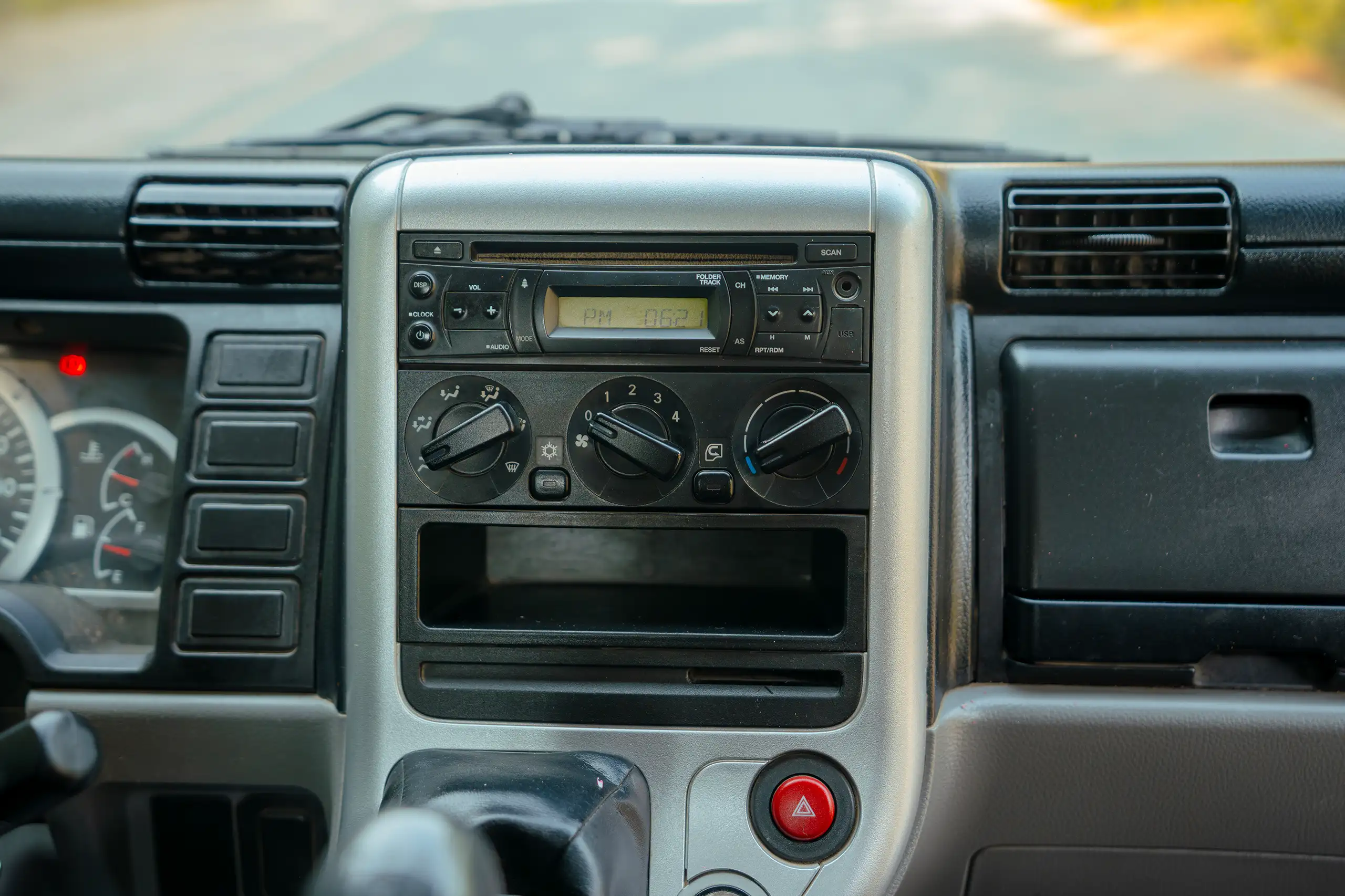 Used 2017 Mitsubishi Canter Cargo Body White – Infotainment / Touchscreen System at First Choice Cars Sharjah