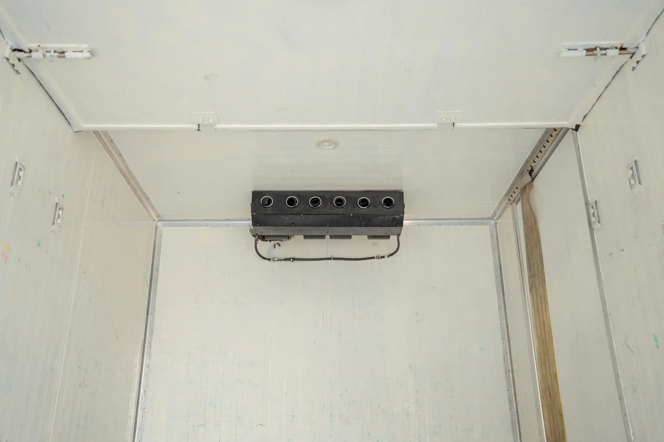 Used 2020 Mitsubishi Canter Chiller Box White – Chiller Cooling Unit View at First Choice Cars Sharjah
