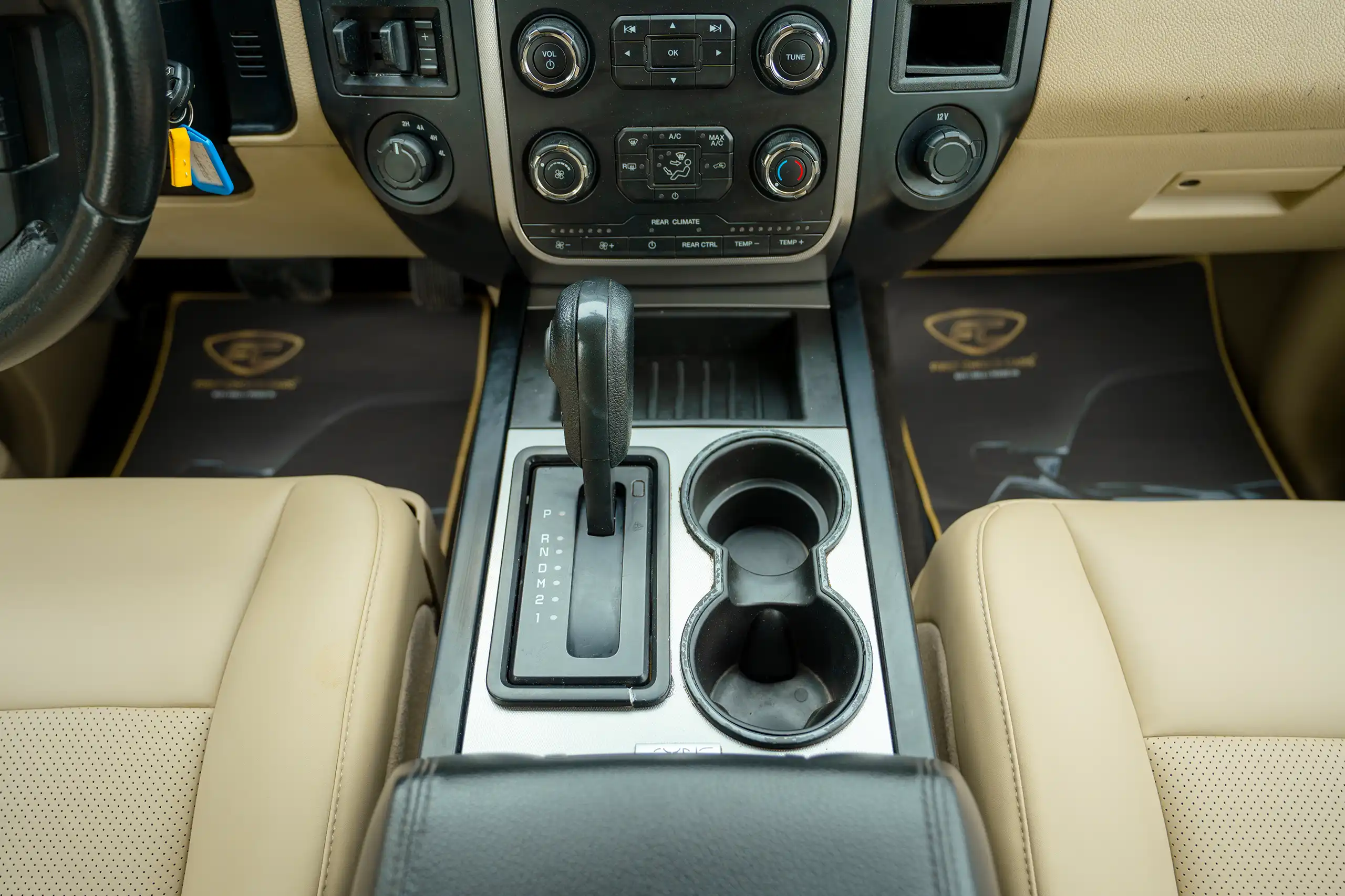 Used 2017 Ford Expedition XLT White – Center Console & Gear Shifter at First Choice Cars Sharjah