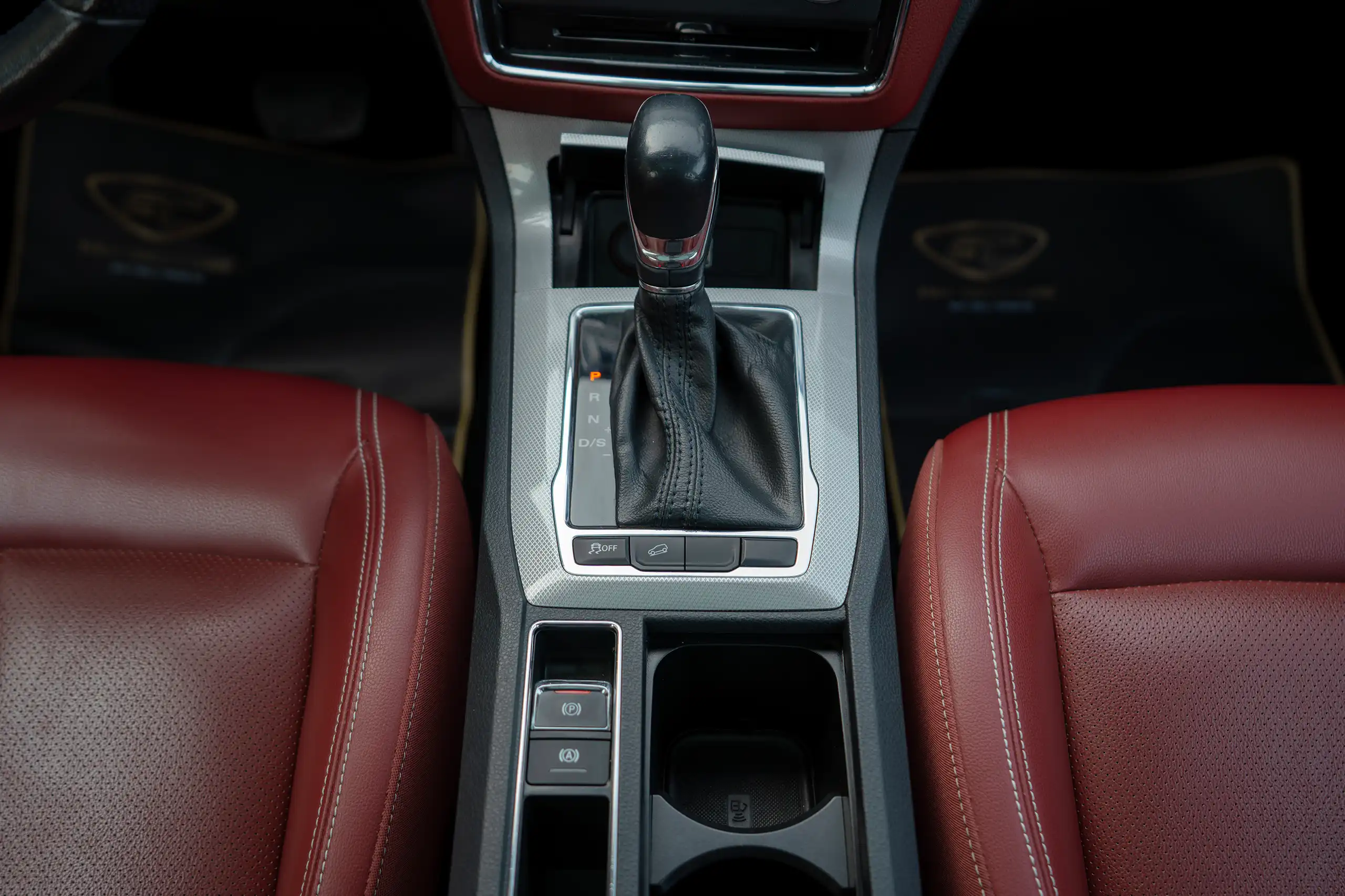 Used 2022 MG RX5 Luxury Silver – Center Console & Gear Shifter at First Choice Cars Sharjah