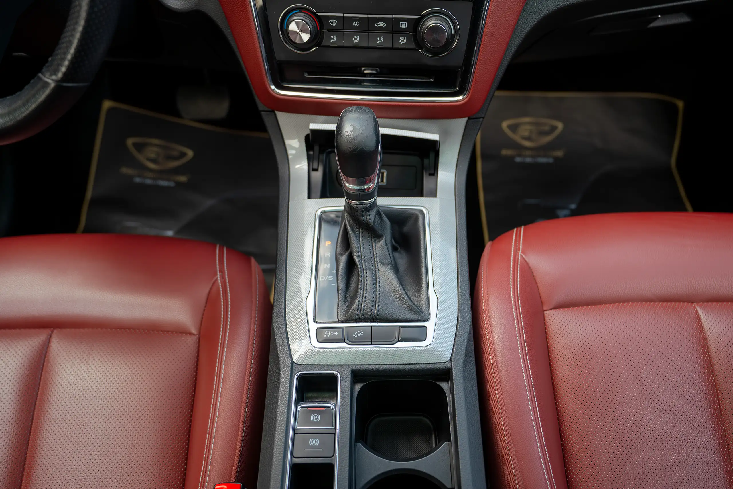 Used 2022 MG RX5 Luxury White – Center Console & Gear Shifter at First Choice Cars Sharjah