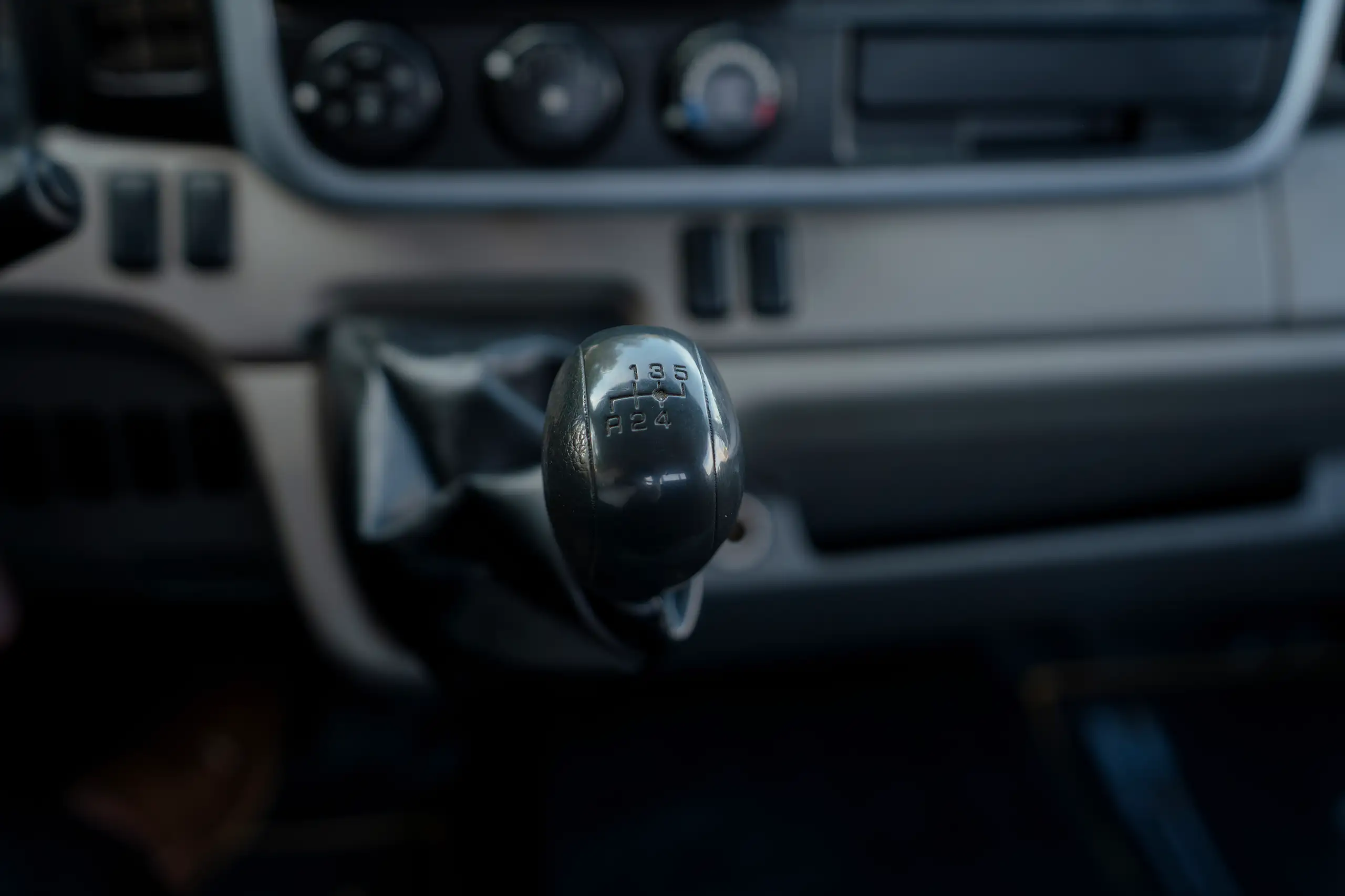 Used 2023 Mitsubishi Canter Cargo Body White – Center Console & Gear Shifter at First Choice Cars Sharjah