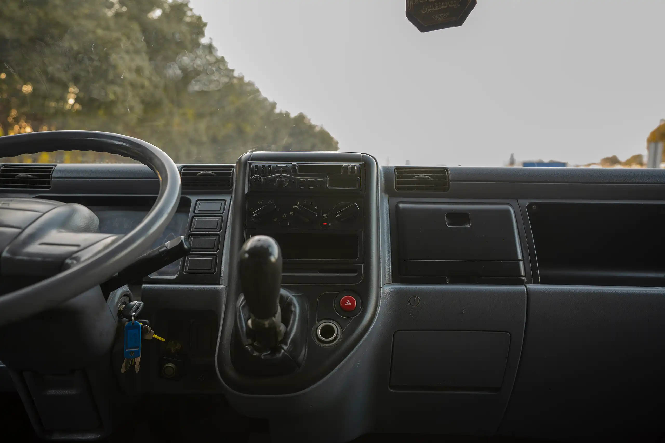 Used 2006 Mitsubishi Canter Double Cabin Cargo Body White – Infotainment / Touchscreen System at First Choice Cars Sharjah