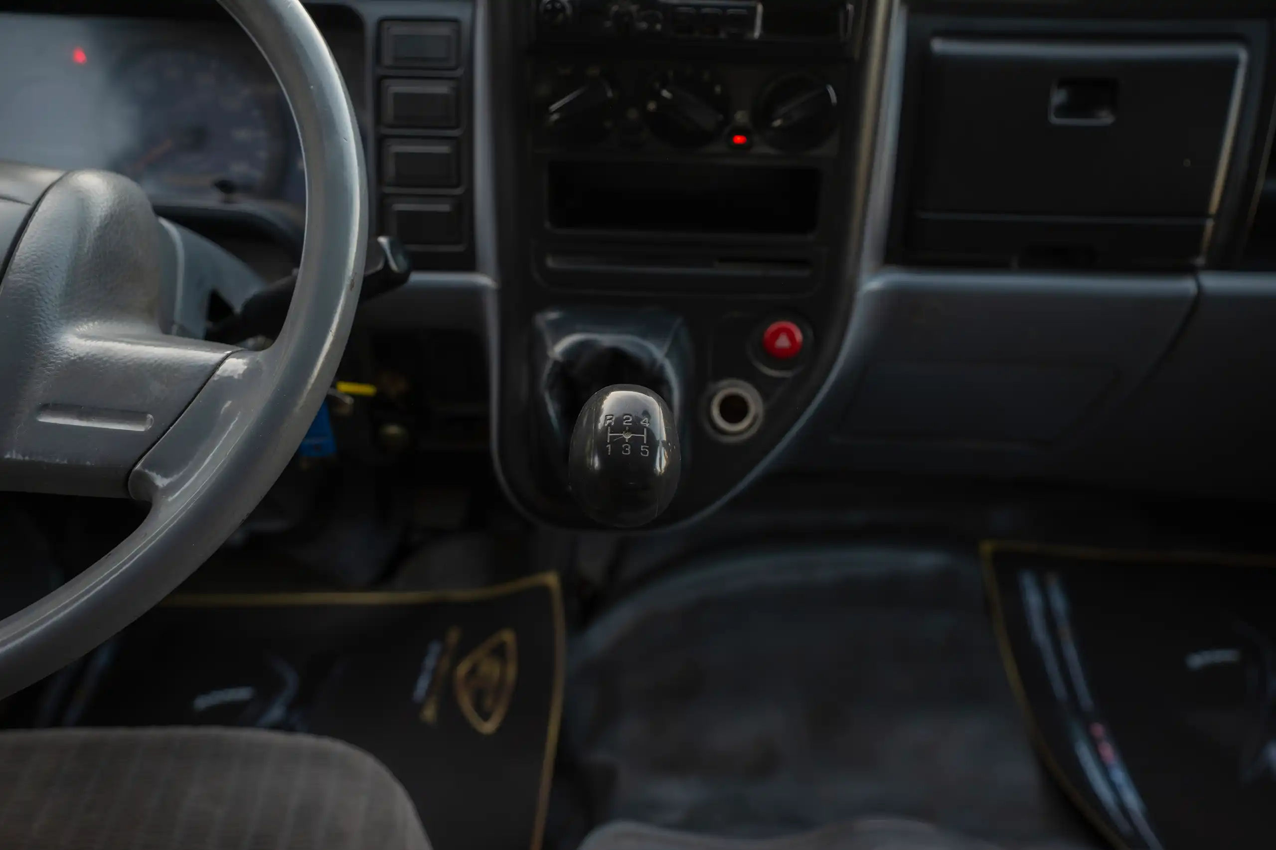 Used 2006 Mitsubishi Canter Double Cabin Cargo Body White – Center Console & Gear Shifter at First Choice Cars Sharjah