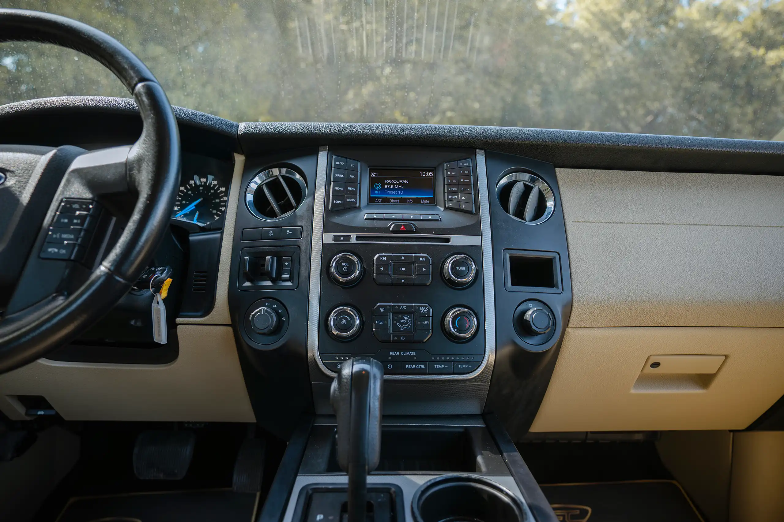 Used 2017 Ford Expedition XLT White – Infotainment / Touchscreen System at First Choice Cars Sharjah