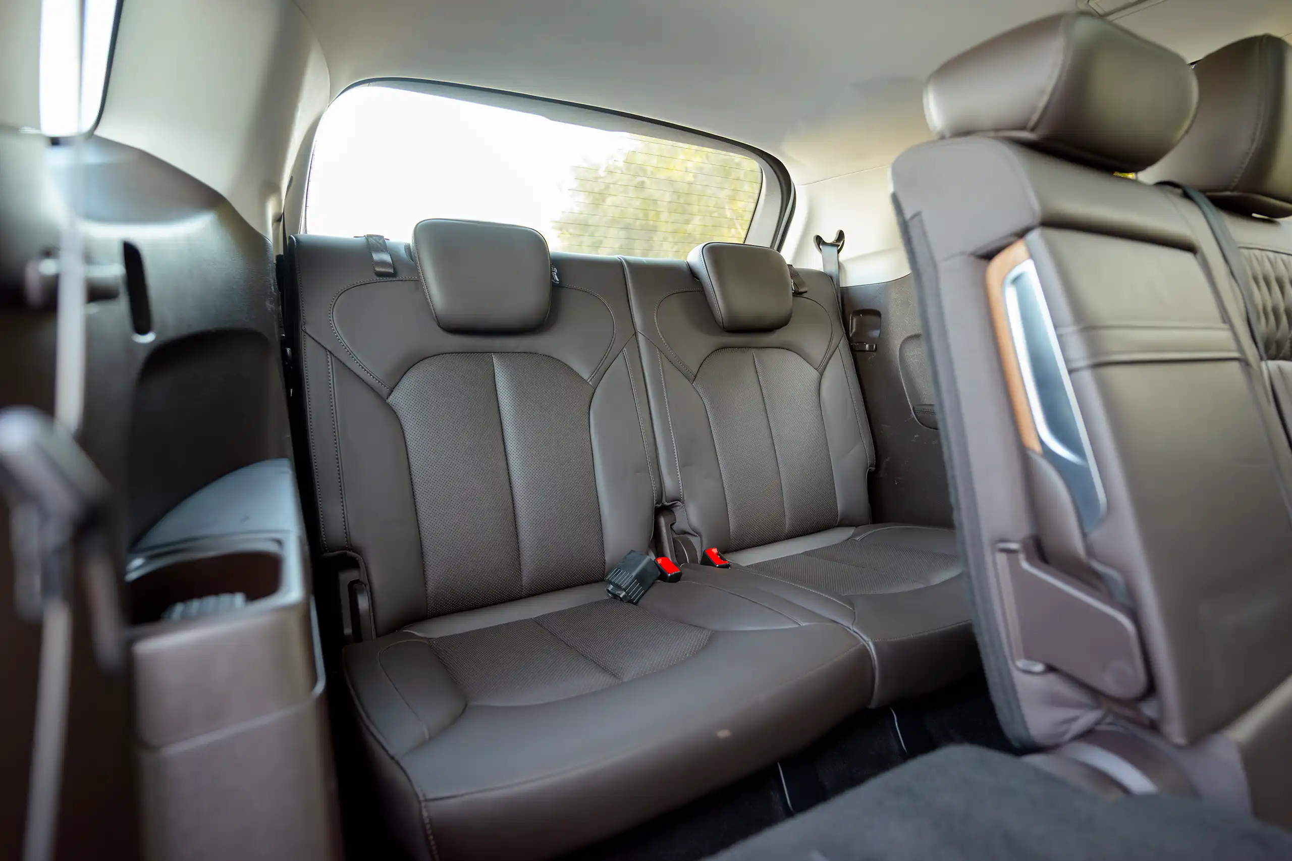 Used 2021 MG RX8 Luxury White – Third Row Right Seat View at First Choice Cars Sharjah