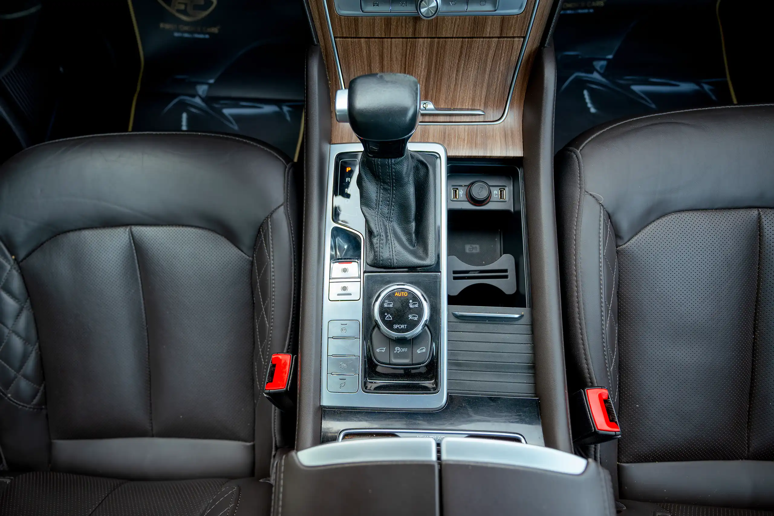 Used 2021 MG RX8 Luxury White – Center Console & Gear Shifter at First Choice Cars Sharjah