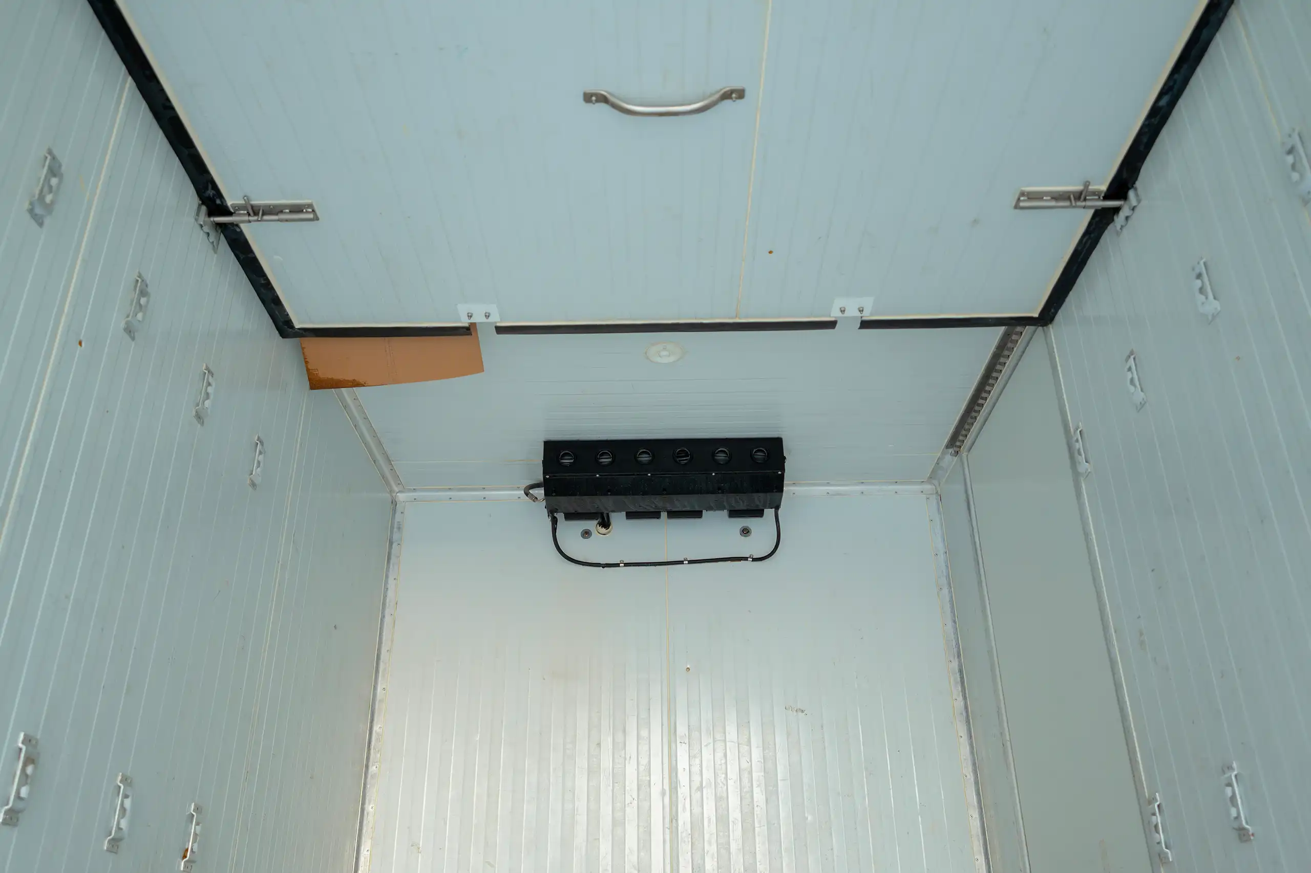 Used 2020 Mitsubishi Canter Chiller Box White – Chiller Cooling Unit View at First Choice Cars Sharjah