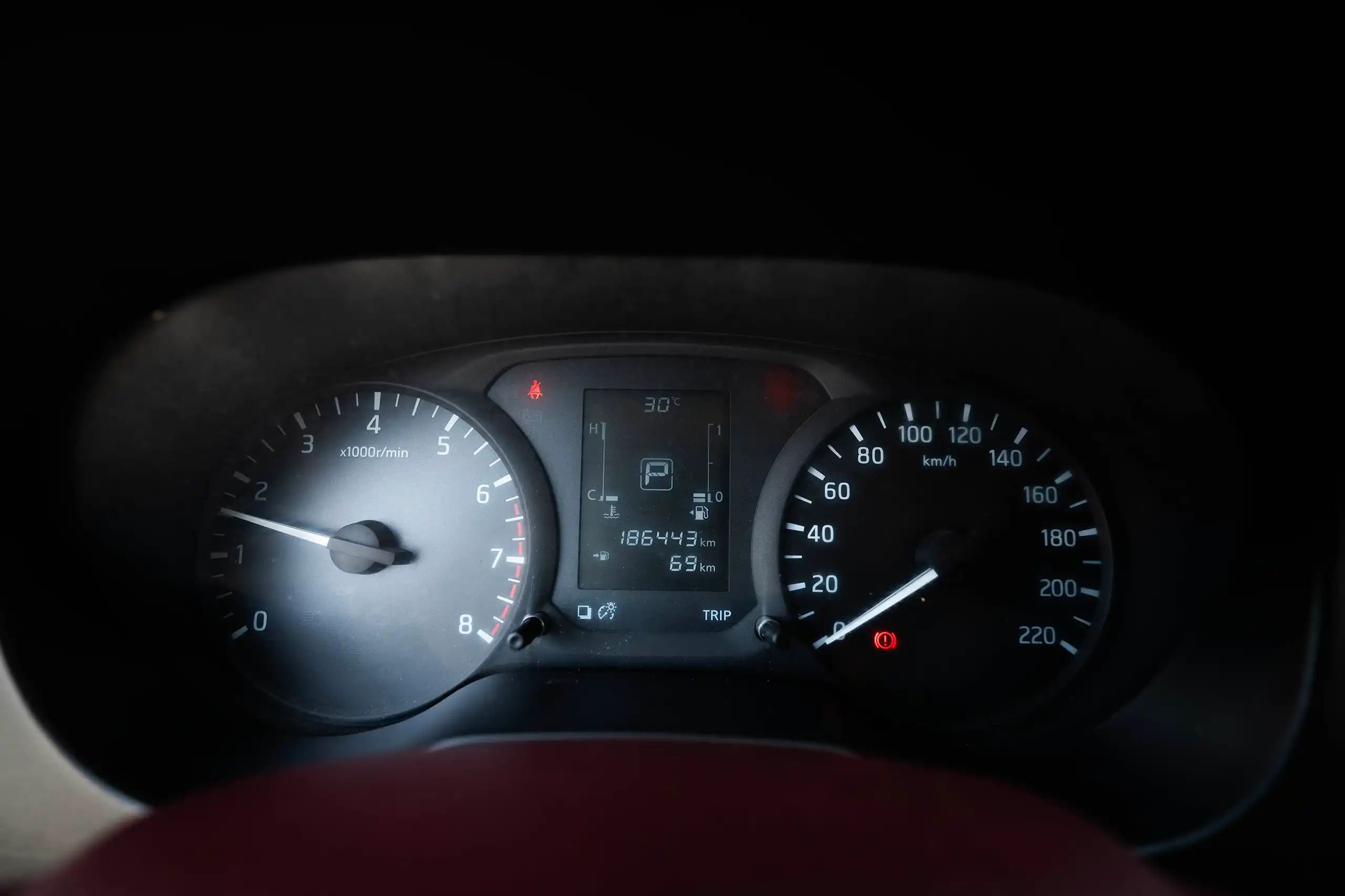 Used 2022 Nissan Navara SE White – Odometer / Mileage Reading View at First Choice Cars Sharjah