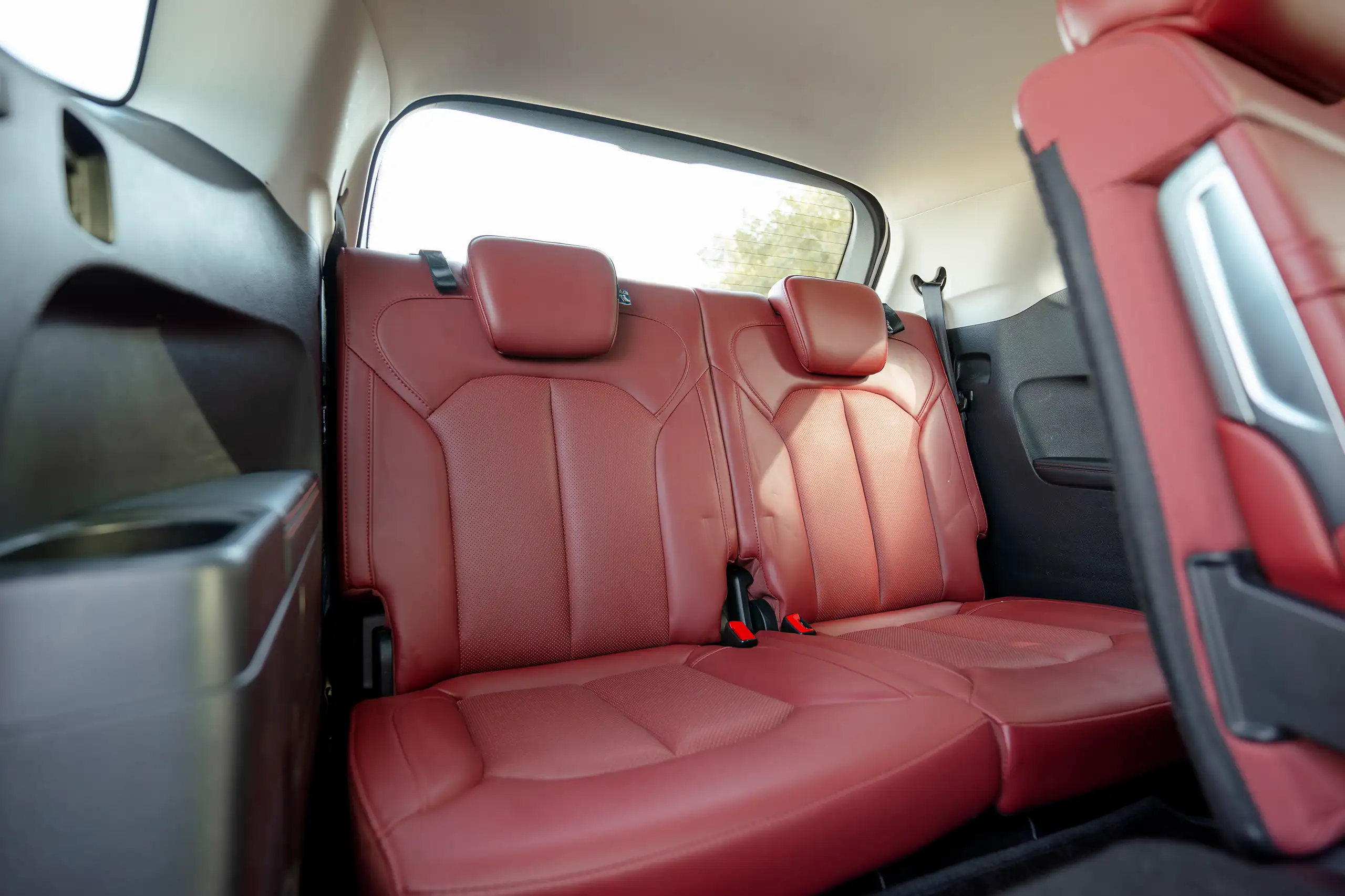 Used 2022 MG RX8 Luxury in White – Third Row Right Seat View for Sale at First Choice Cars Dubai Sharjah