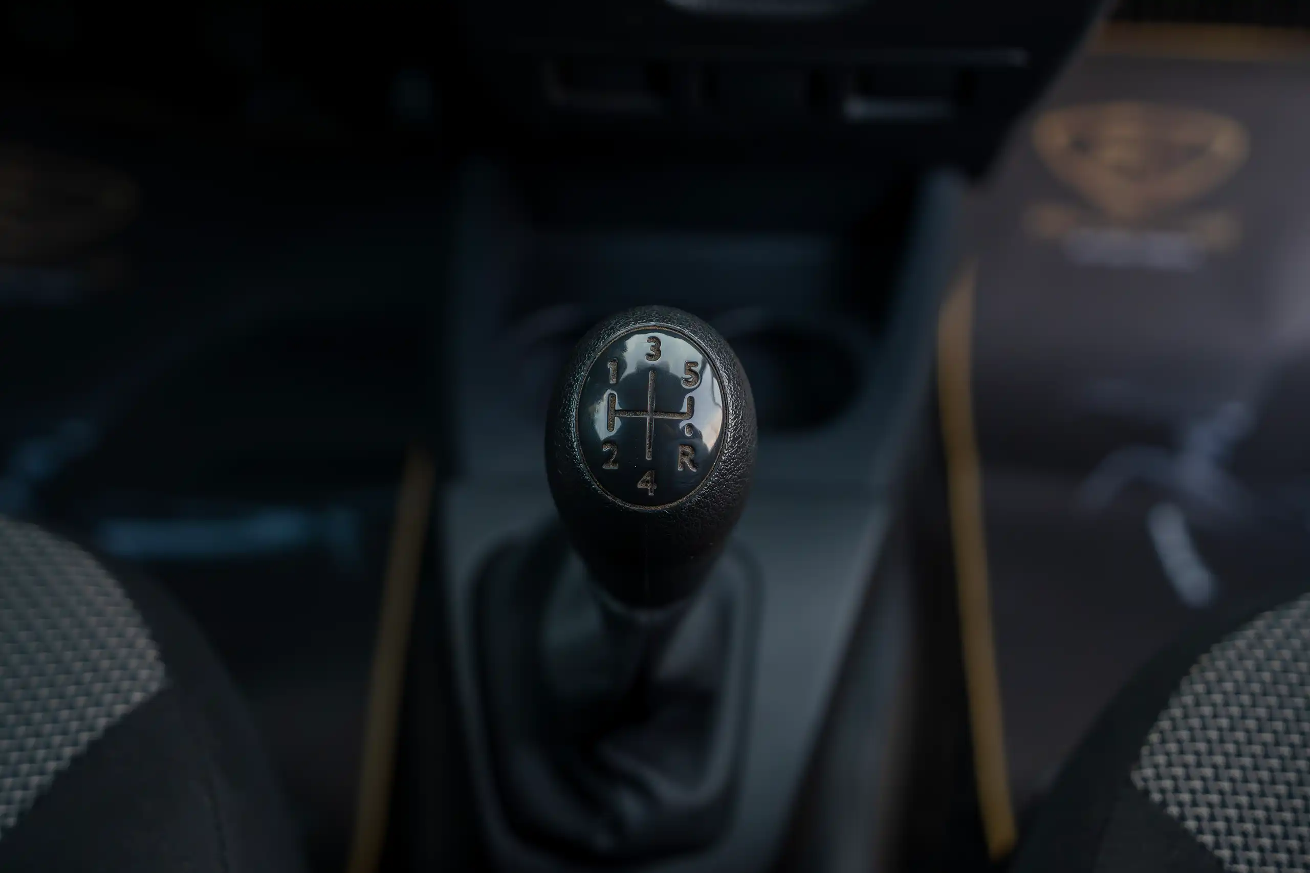 Used 2022 Renault Dokker Van in White – Center Console & Gear Shifter for Sale at First Choice Cars Dubai Sharjah