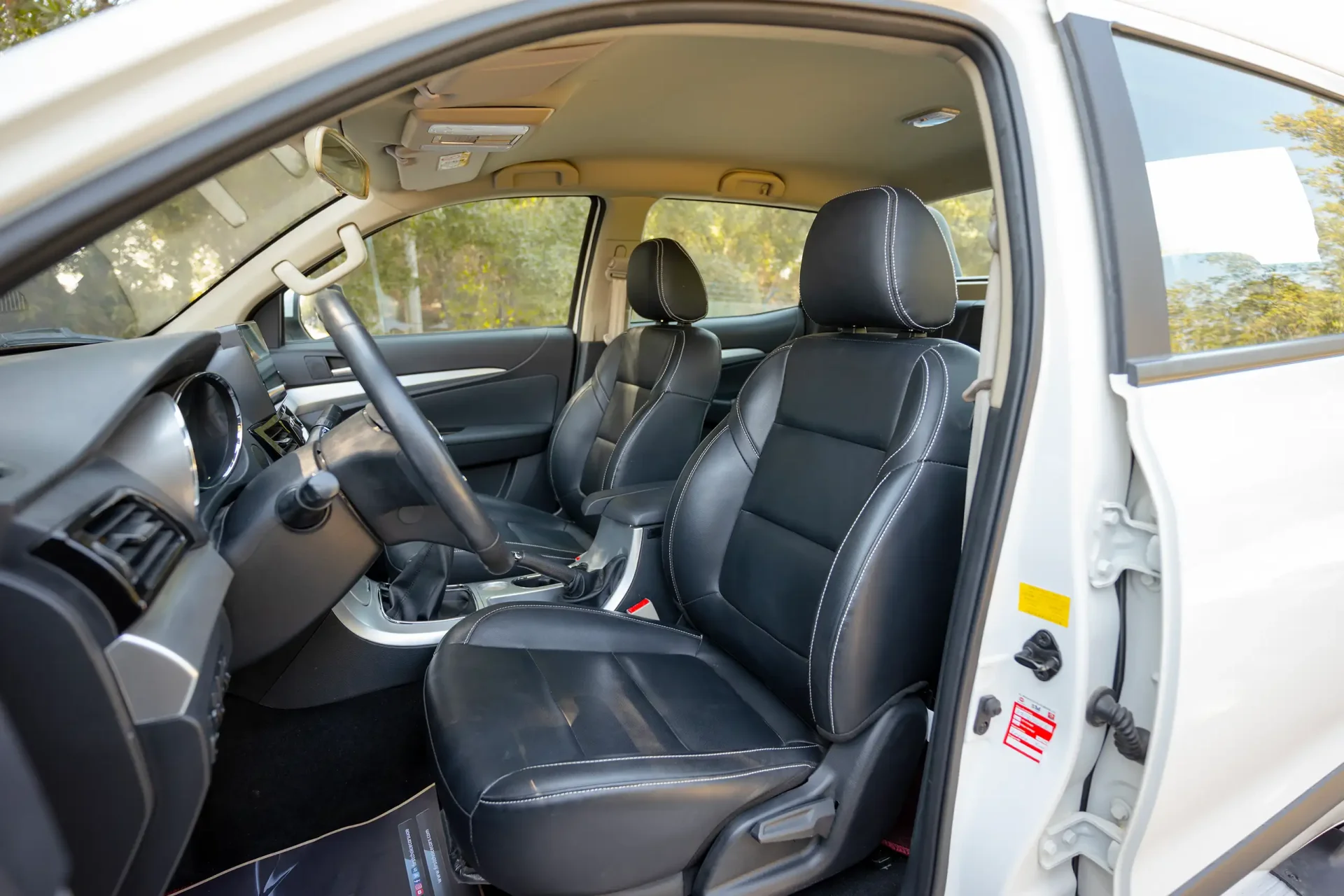 Used 2024 Dongfeng RICH 6 Double Cabin in White – Front Driver Side Cabin View for Sale at First Choice Cars Dubai Sharjah