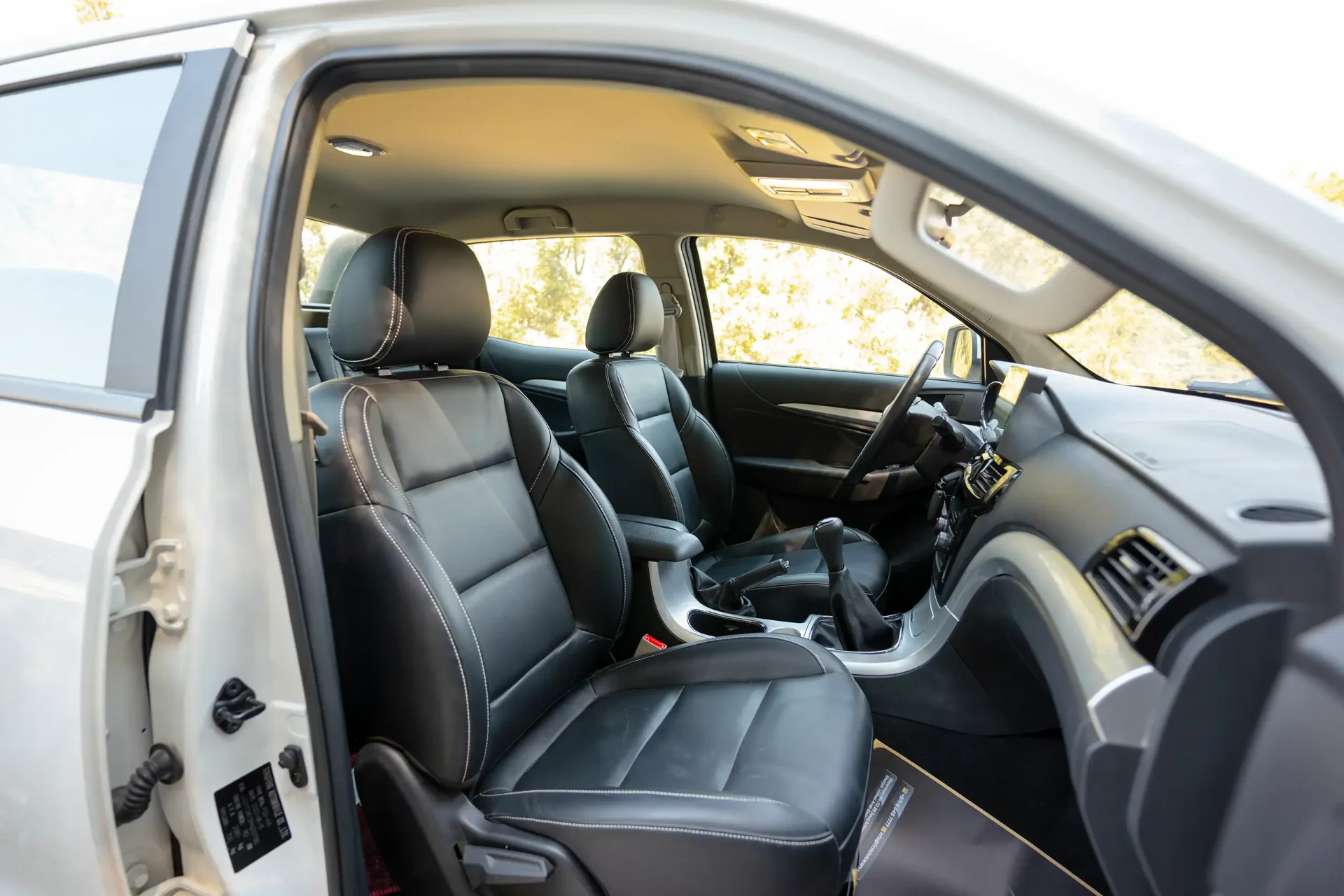 Used 2024 Dongfeng RICH 6 Double Cabin in White – Front Passenger Side Cabin View for Sale at First Choice Cars Dubai Sharjah