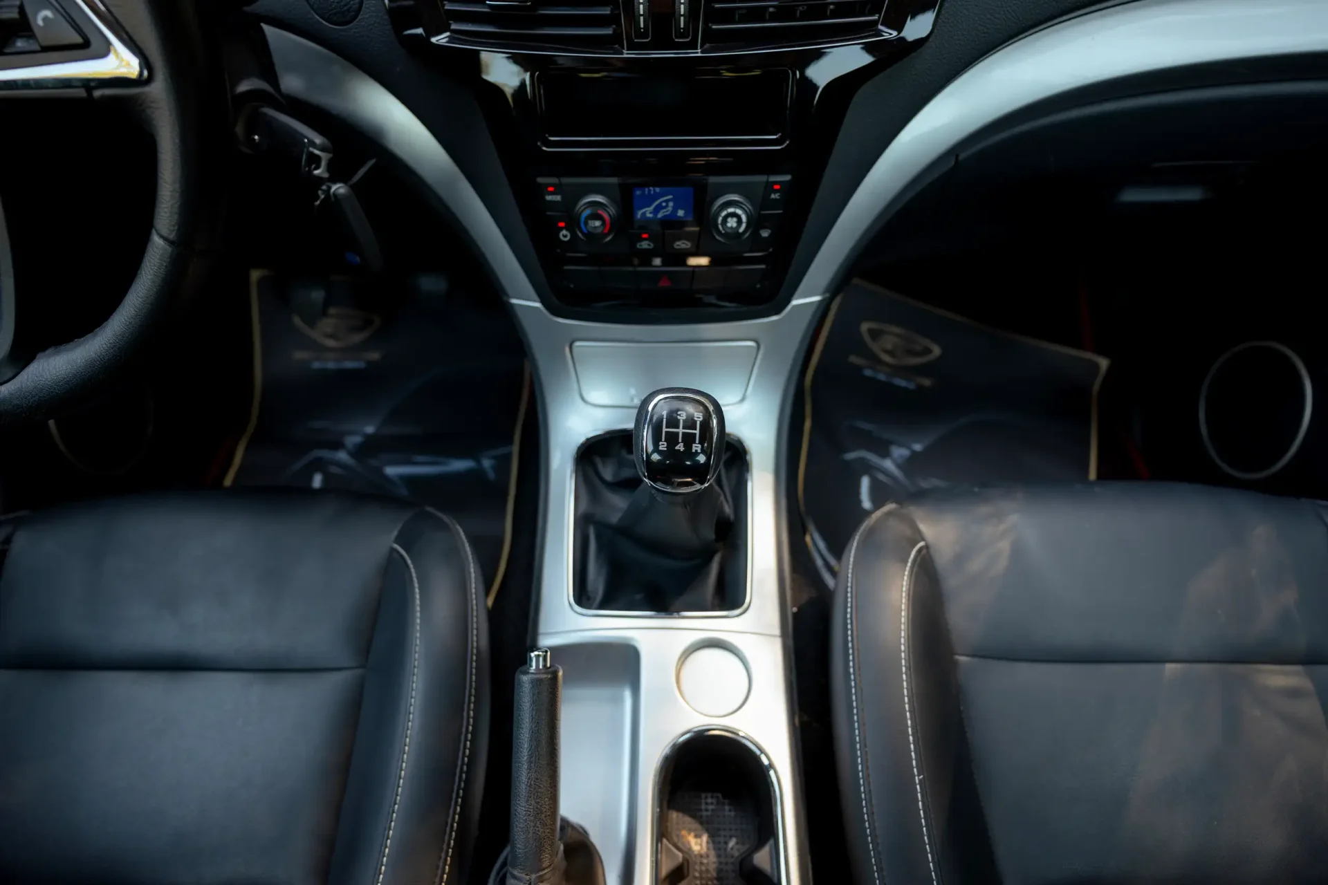 Used 2024 Dongfeng RICH 6 Double Cabin in White – Center Console & Gear Shifter for Sale at First Choice Cars Dubai Sharjah